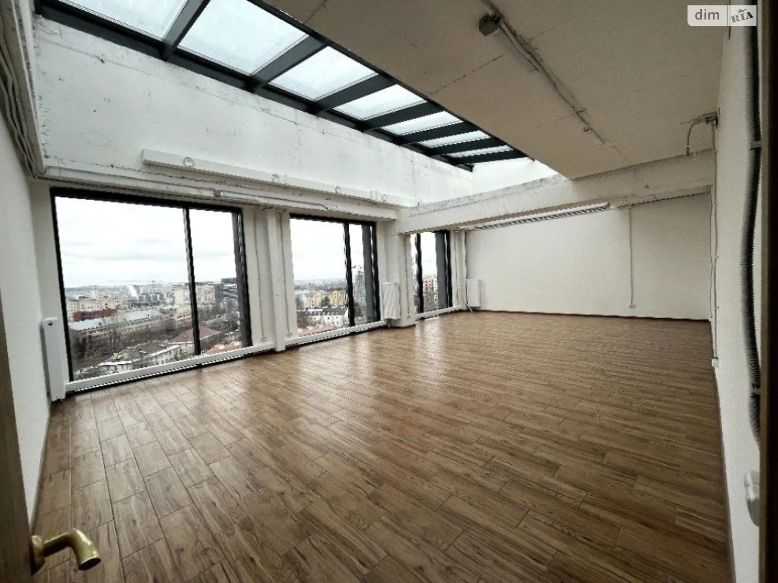 Сдается в аренду офис 60 кв. м в бизнес-центре, цена: 750 $ - фото 1