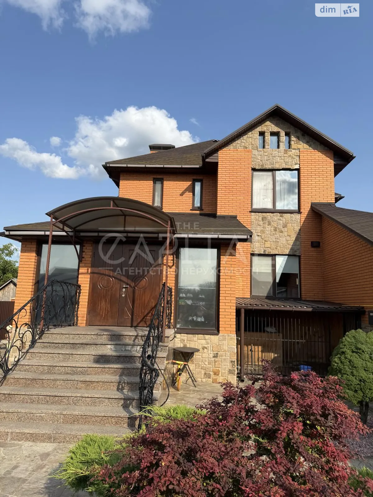 Продается дом на 2 этажа 320 кв. м с камином, цена: 220000 $ - фото 1
