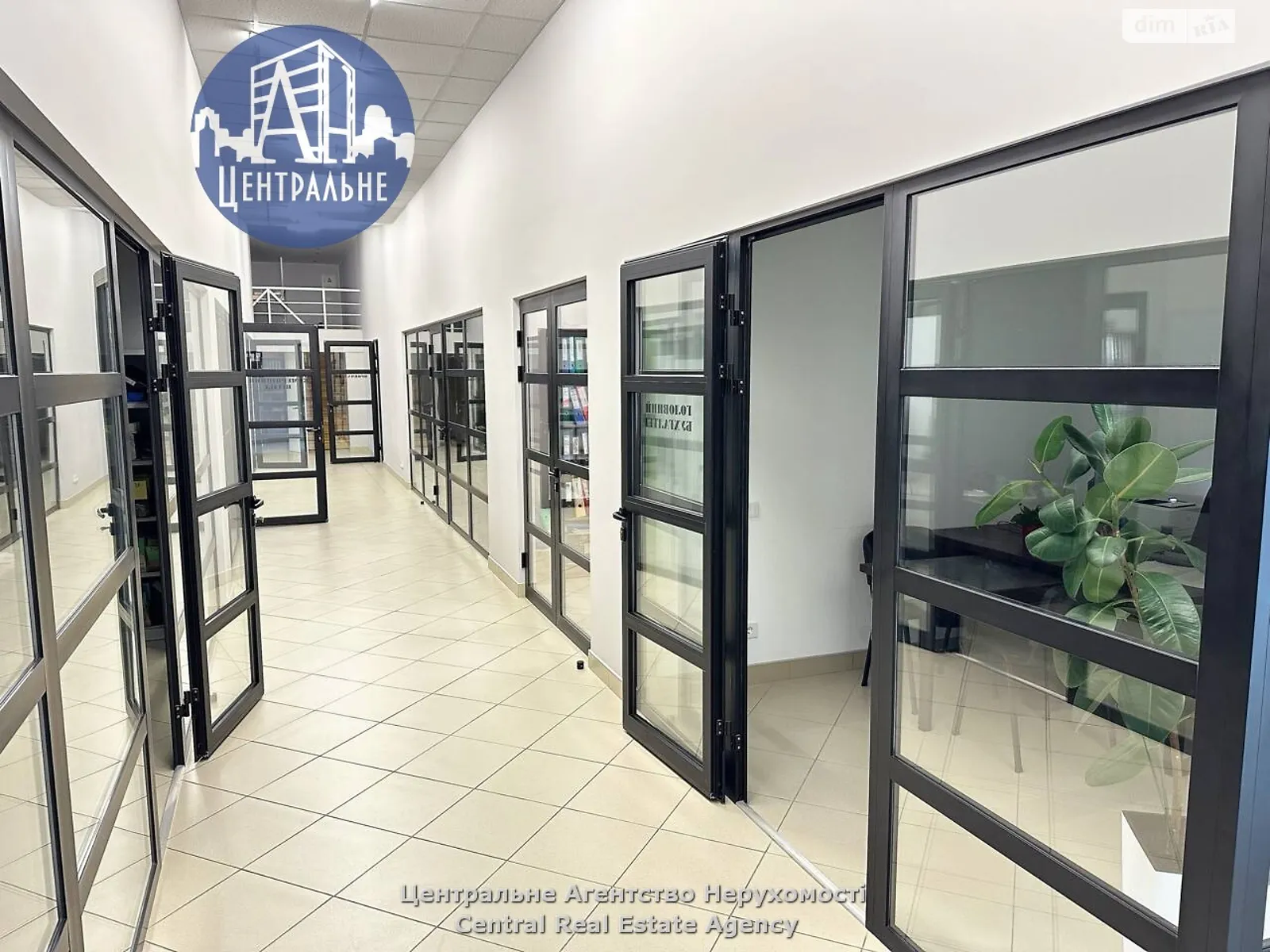 Сдается в аренду офис 550 кв. м в бизнес-центре, цена: 5000 € - фото 1