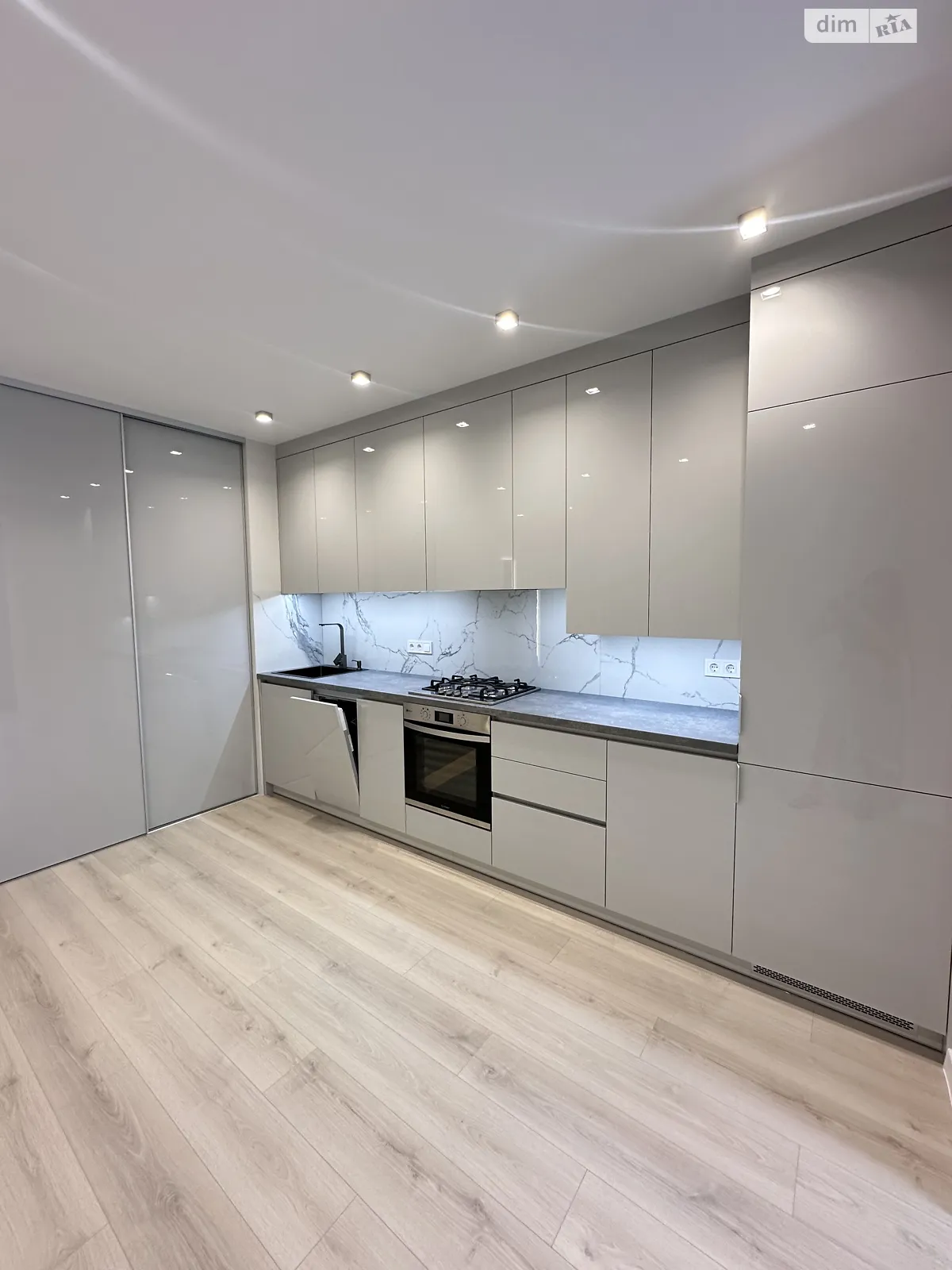 Продается 1-комнатная квартира 45 кв. м в Ровно, ул. Студенческая, 24А - фото 1