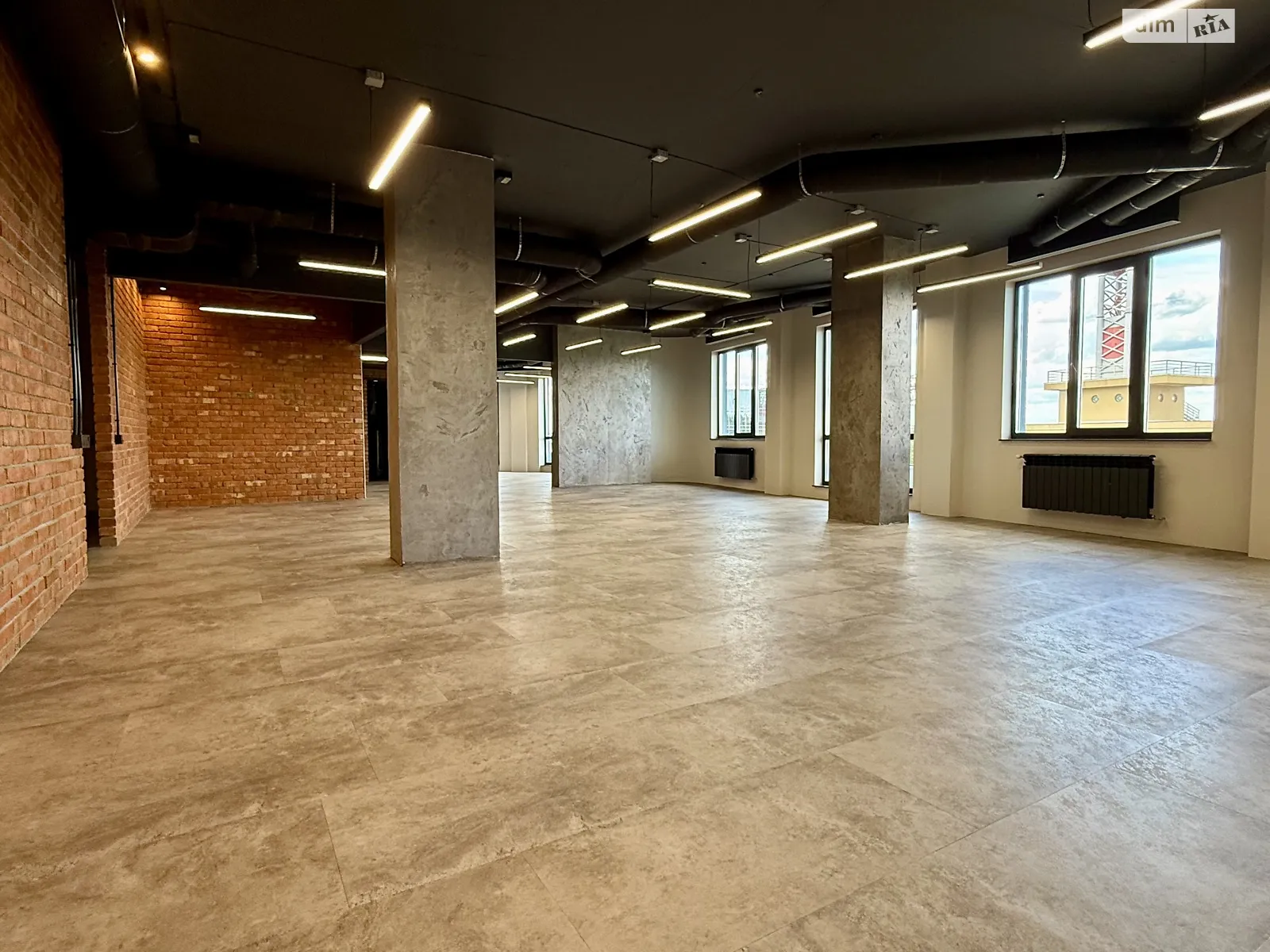 Продается офис 273.6 кв. м в бизнес-центре, цена: 420000 $ - фото 1
