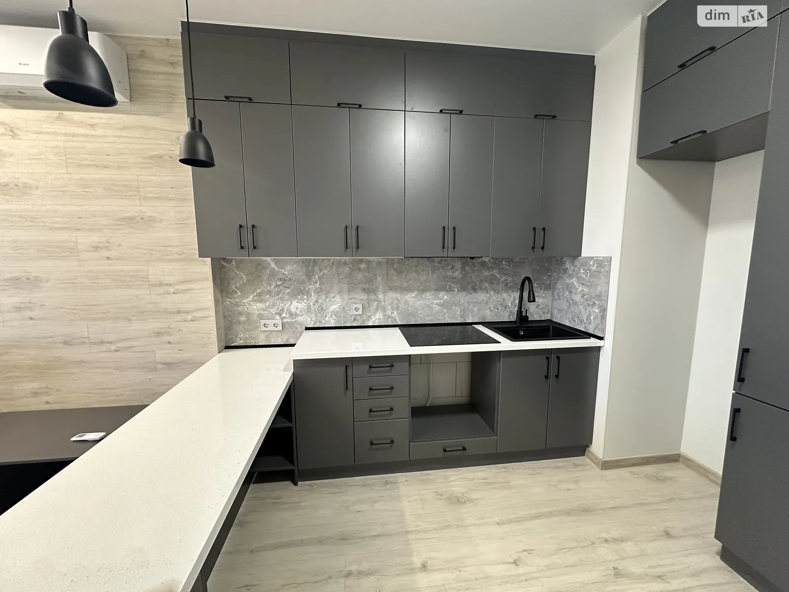 Продается 1-комнатная квартира 40 кв. м в Одессе, ул. Генуэзская, 1/1 - фото 1