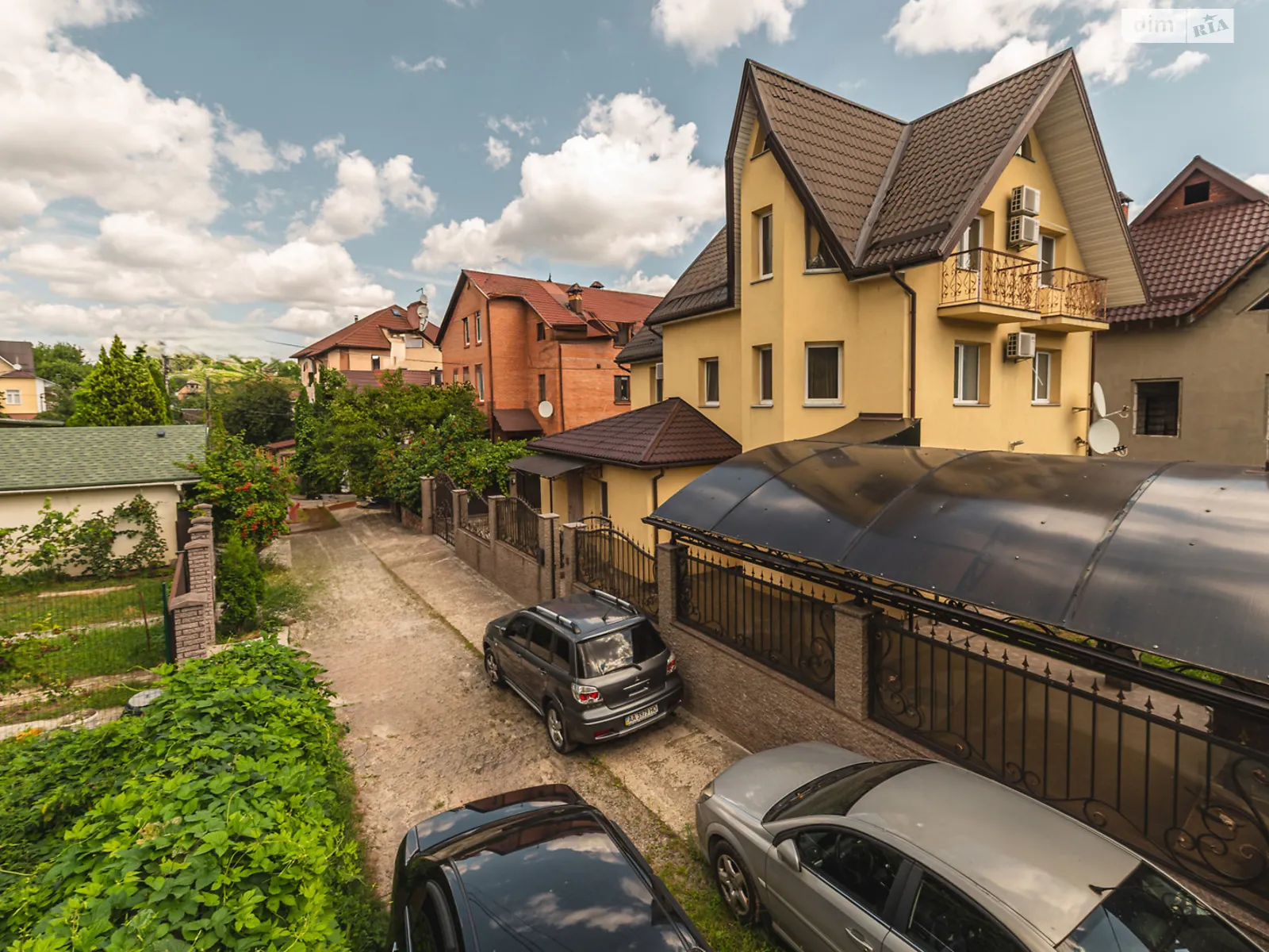 Продается дом на 3 этажа 275 кв. м с участком, цена: 345000 $ - фото 1