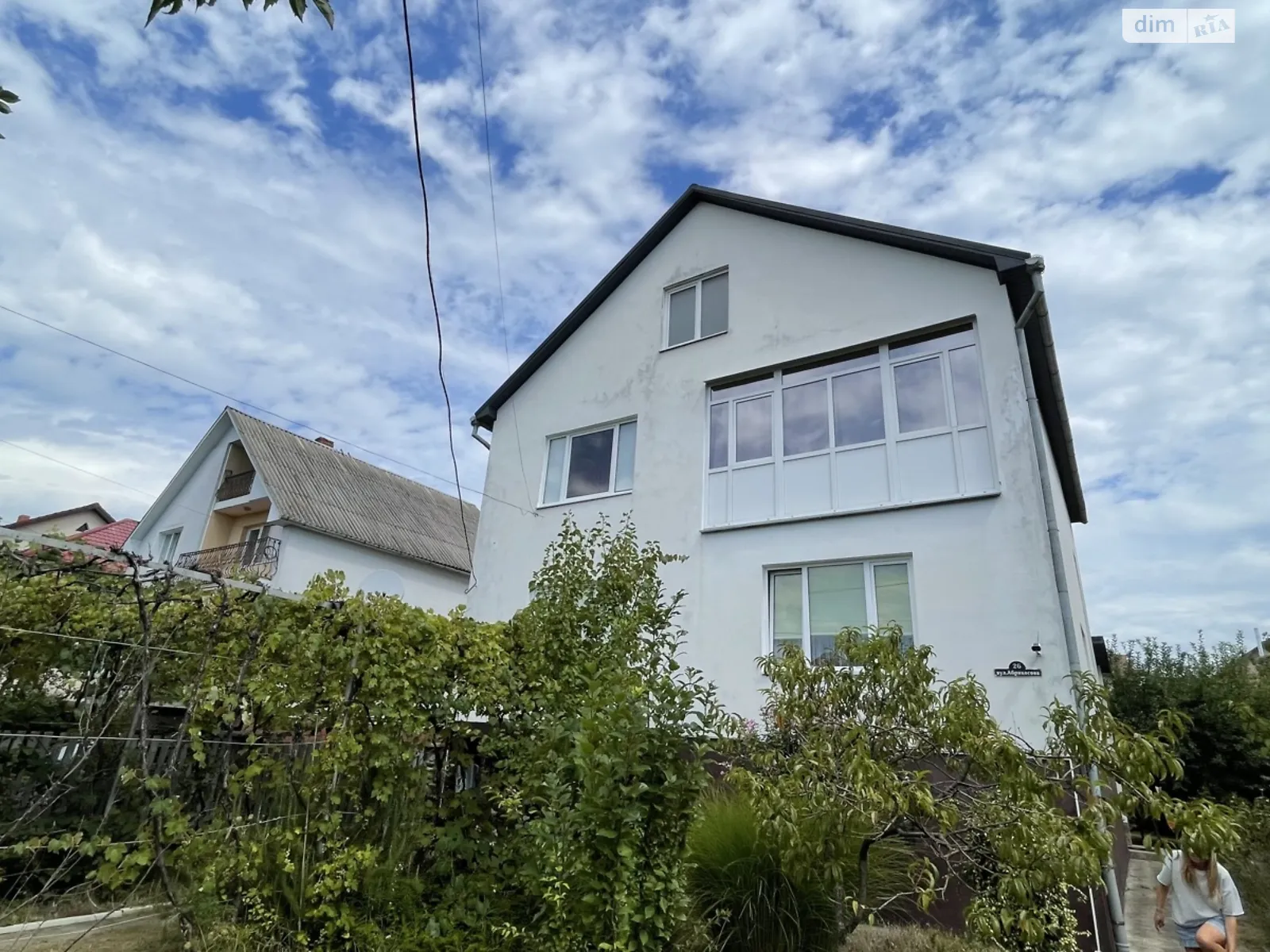 Сдается в аренду дом на 2 этажа 260 кв. м с камином, цена: 900 $ - фото 1