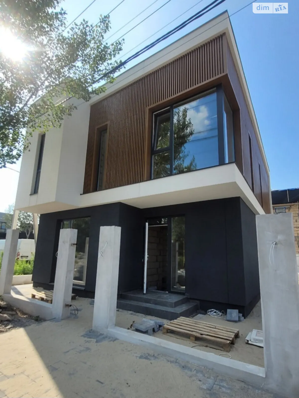 Продается дом на 2 этажа 150 кв. м с бассейном, цена: 135000 $ - фото 1