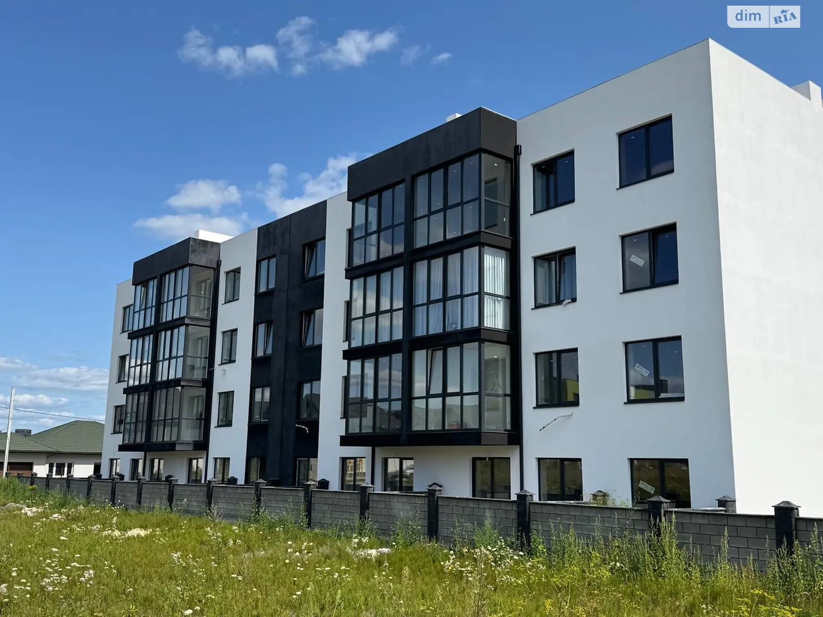 Продается 2-комнатная квартира 64.1 кв. м в Ровно, мас. Чаривный - фото 1