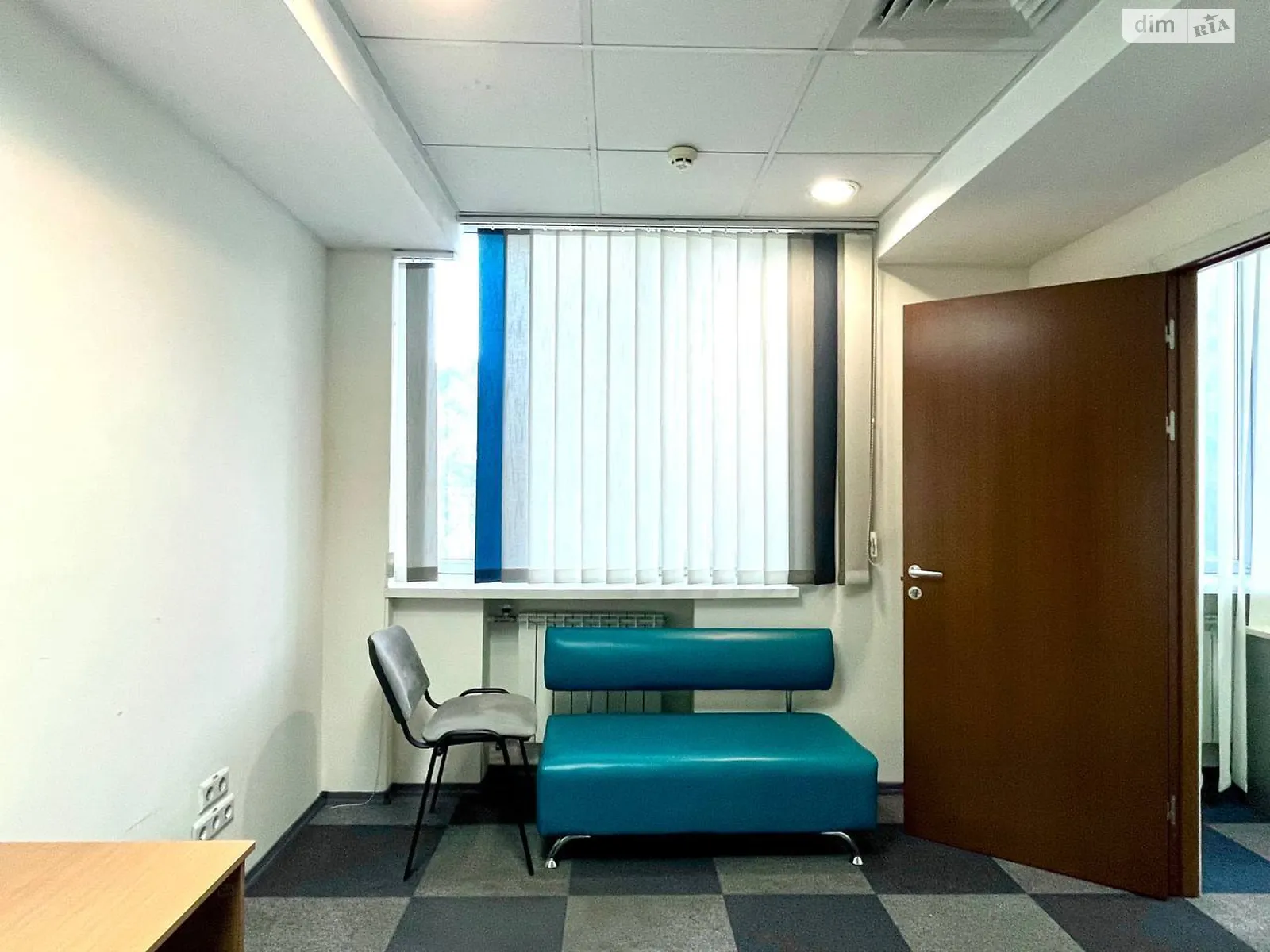 Сдается в аренду офис 28 кв. м в бизнес-центре, цена: 8400 грн - фото 1