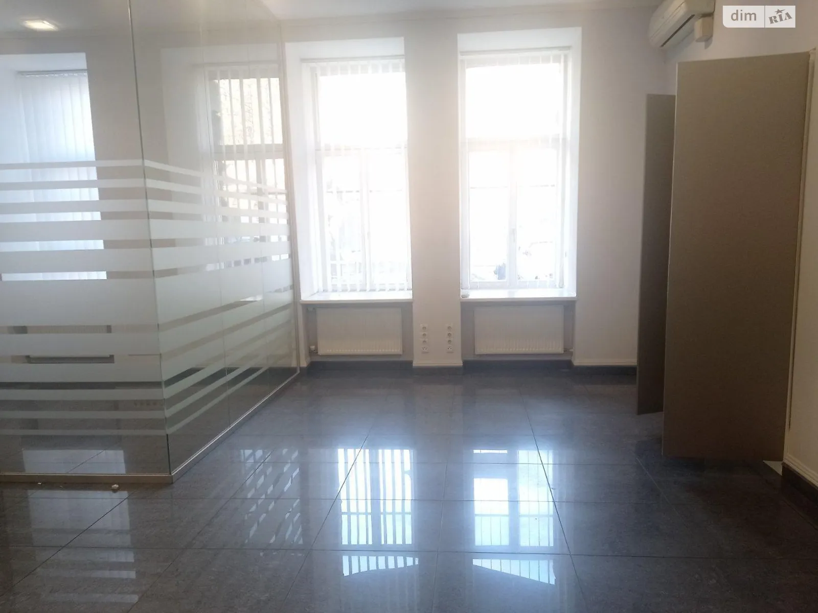 Сдается в аренду офис 72 кв. м в бизнес-центре, цена: 1150 $ - фото 1
