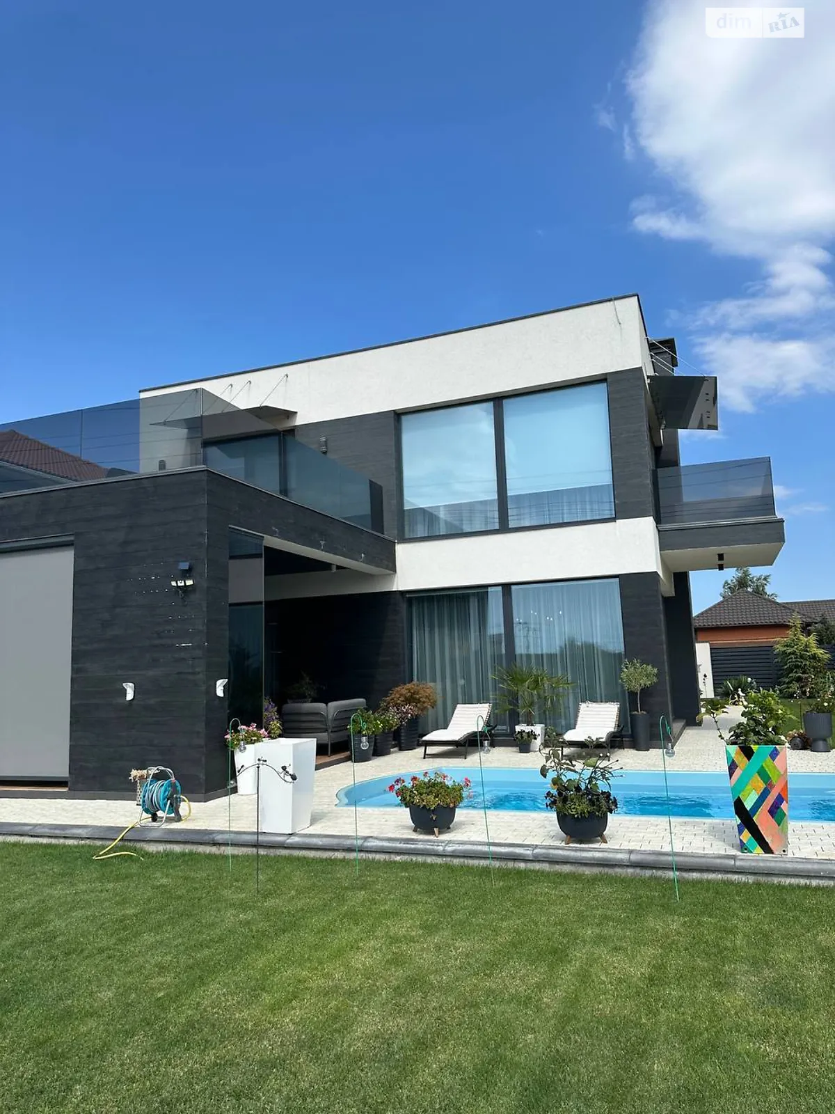 Продается дом на 2 этажа 270 кв. м с бассейном, цена: 850000 $ - фото 1