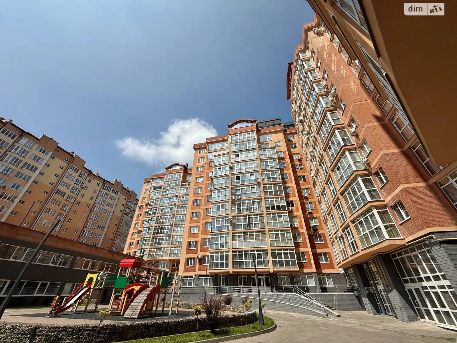 Продається 2-кімнатна квартира 82 кв. м у Чернівцях, вул. Рівненська, 12 - фото 1