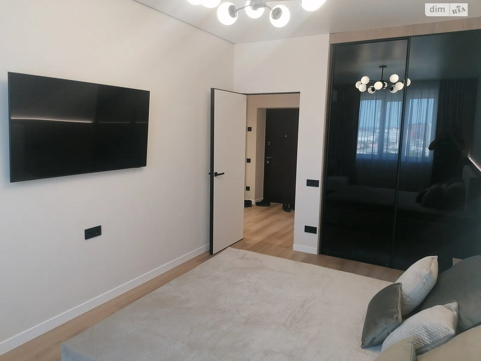 Продается 2-комнатная квартира 67 кв. м в Ивано-Франковске, ул. Высочана Семена, 18 корпус 1 - фото 1