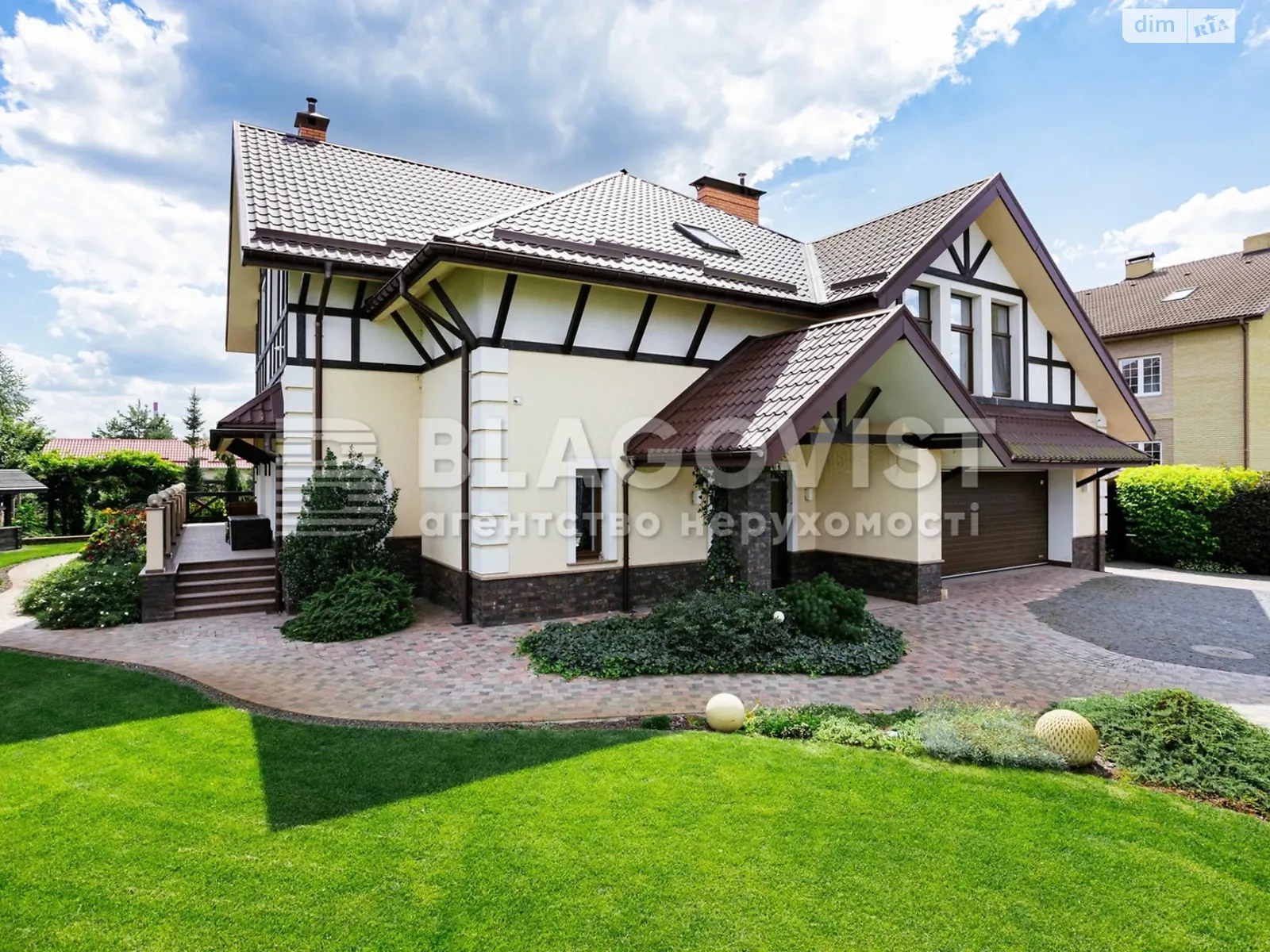 Продается дом на 2 этажа 315 кв. м с подвалом, цена: 500000 € - фото 1