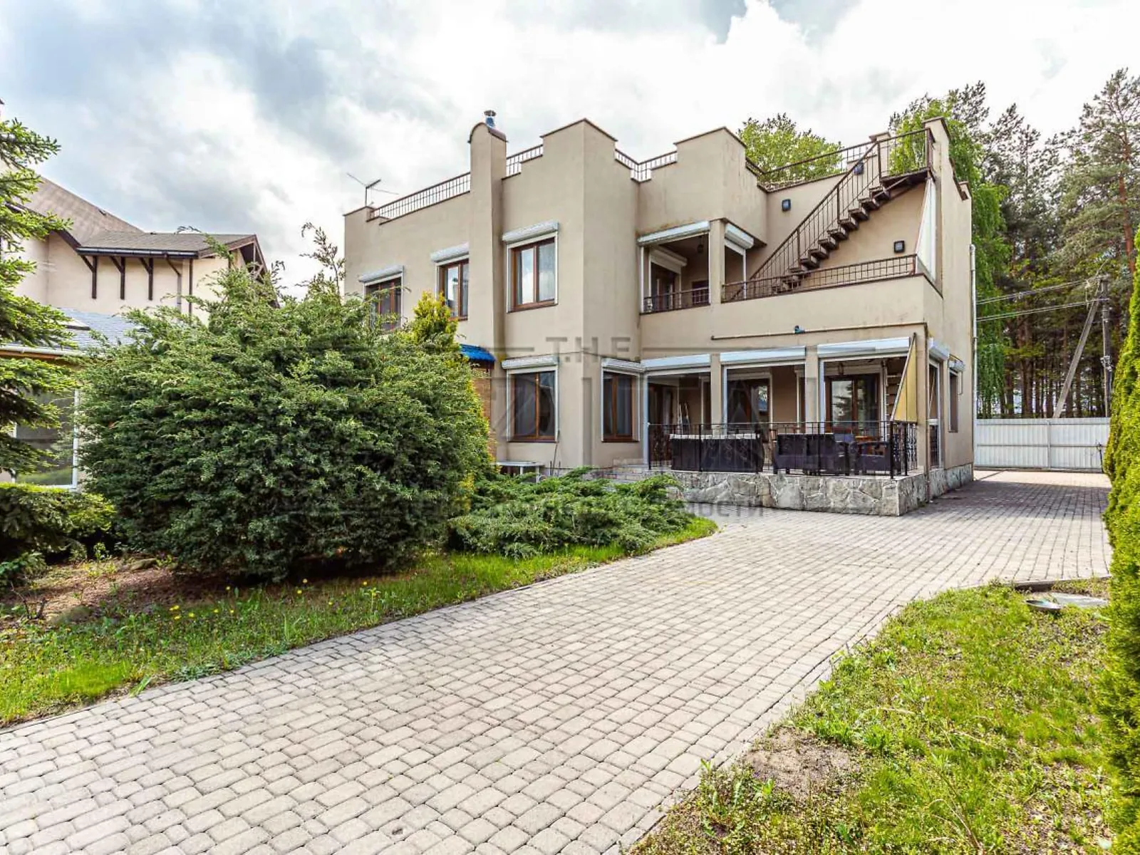 Сдается в аренду дом на 2 этажа 270 кв. м с подвалом, цена: 2000 $ - фото 1