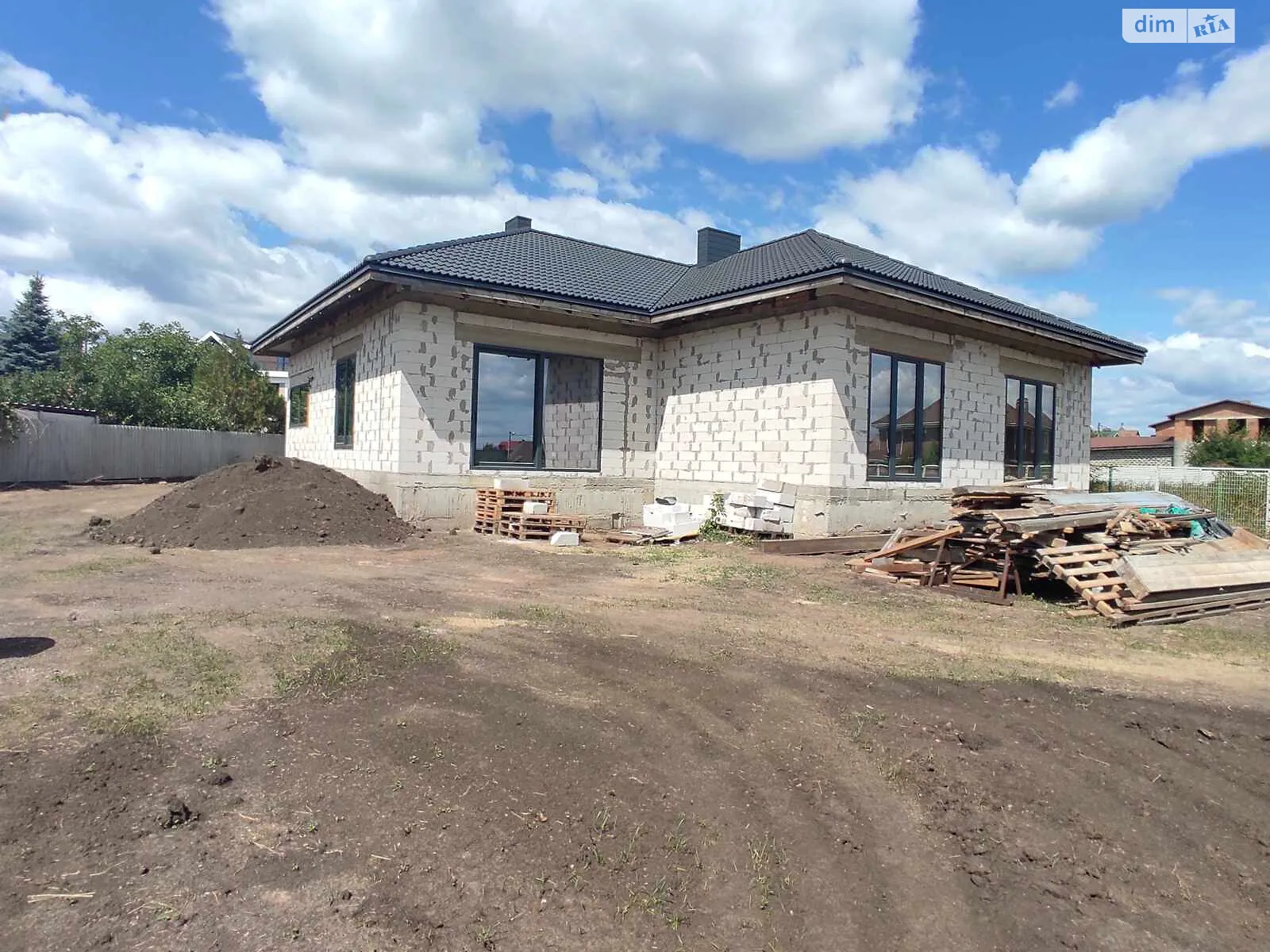 Продается одноэтажный дом 212 кв. м с гаражом, цена: 149000 $ - фото 1