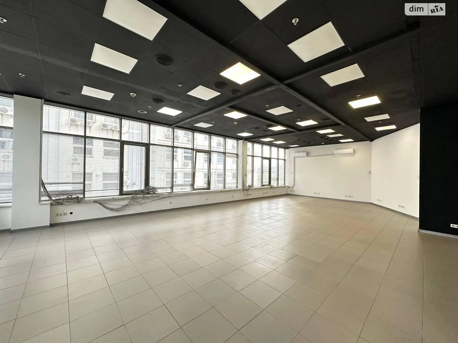 Сдается в аренду офис 370 кв. м в бизнес-центре, цена: 6000 $ - фото 1