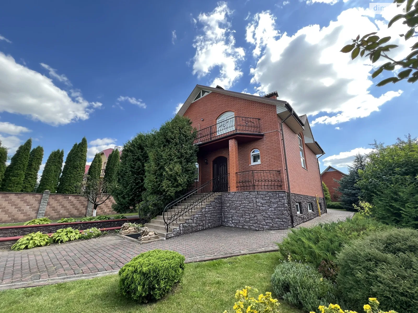 Продается дом на 3 этажа 264 кв. м с беседкой, цена: 235000 $ - фото 1