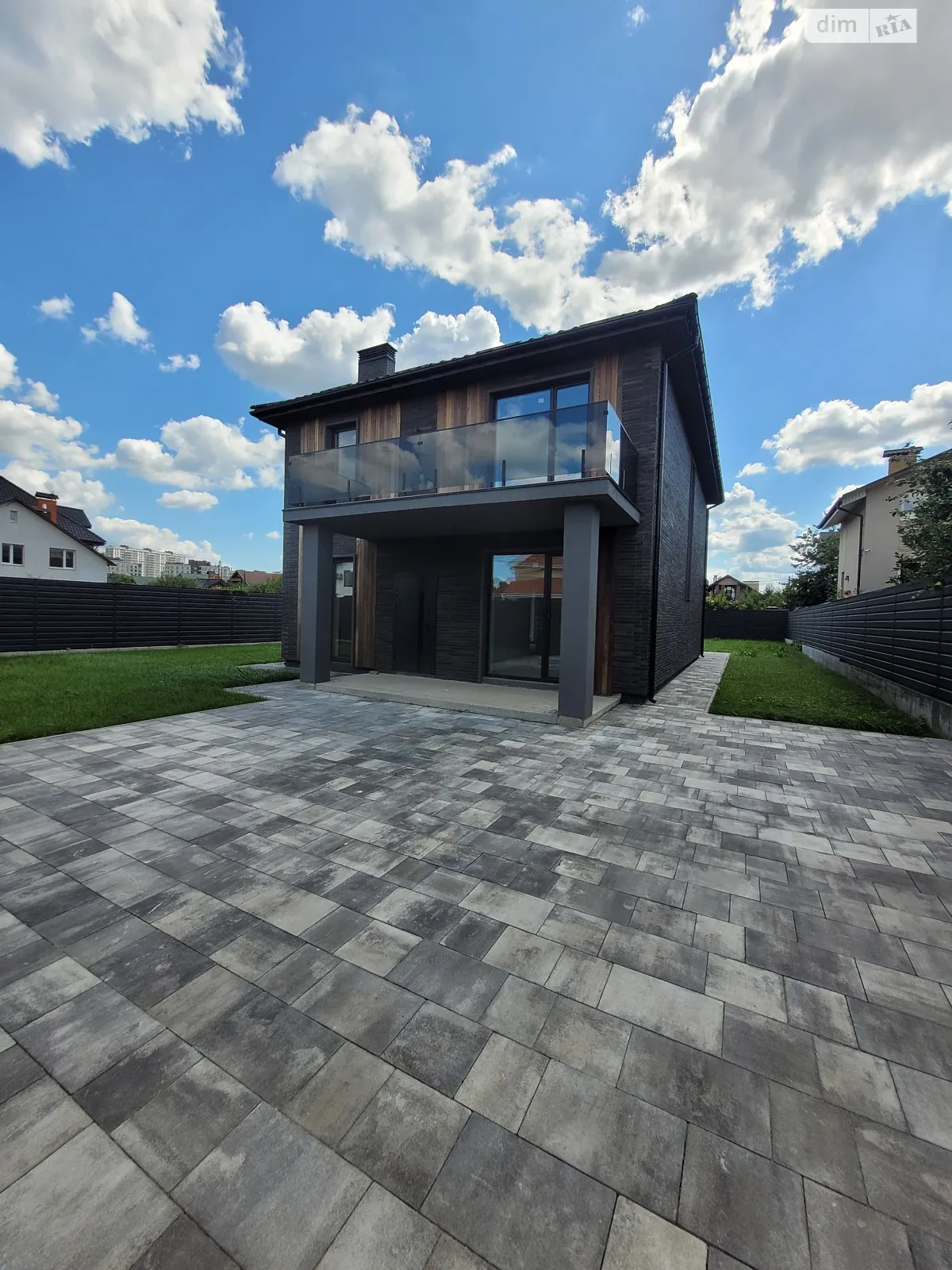 Продается дом на 2 этажа 200 кв. м с гаражом, цена: 340000 $ - фото 1