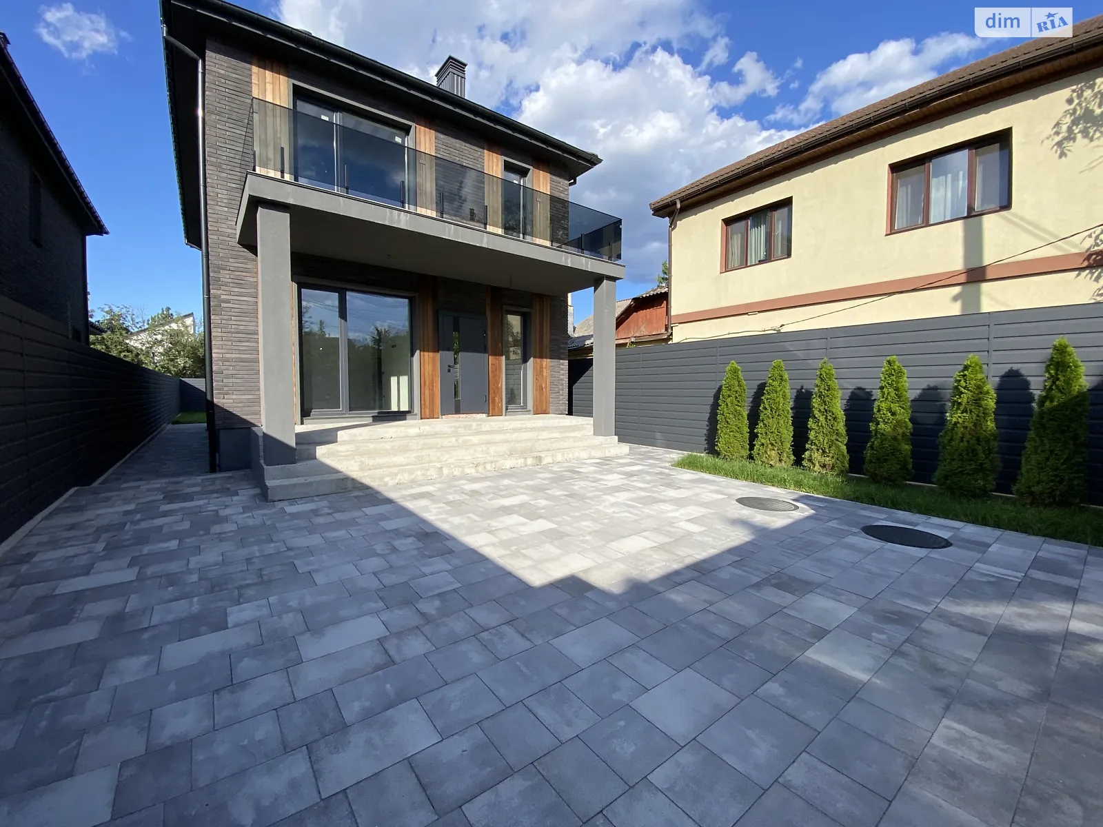 Продается дом на 2 этажа 210 кв. м с участком, цена: 285000 $ - фото 1