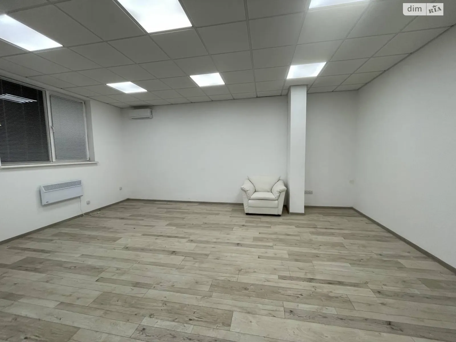 Продается офис 37 кв. м в бизнес-центре, цена: 27000 $ - фото 1