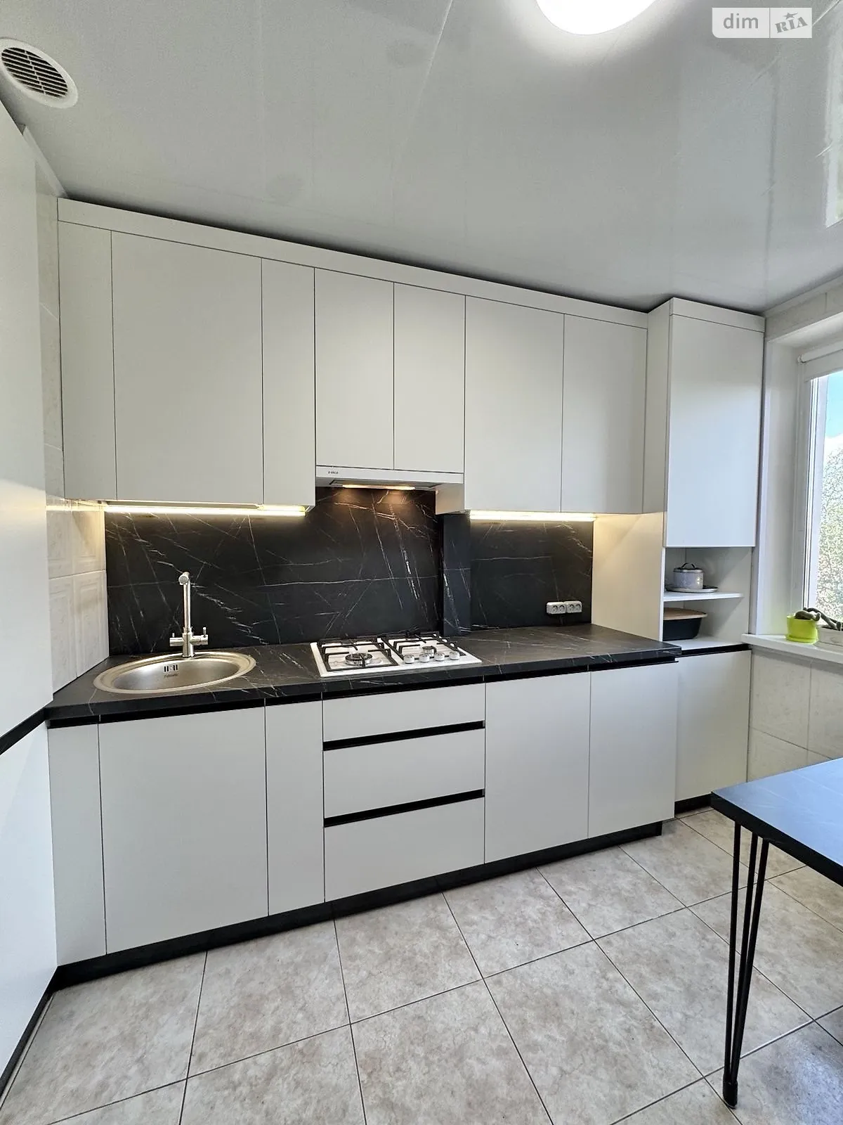 Продается 3-комнатная квартира 63.5 кв. м в Кривом Роге, ул. Украинская - фото 1