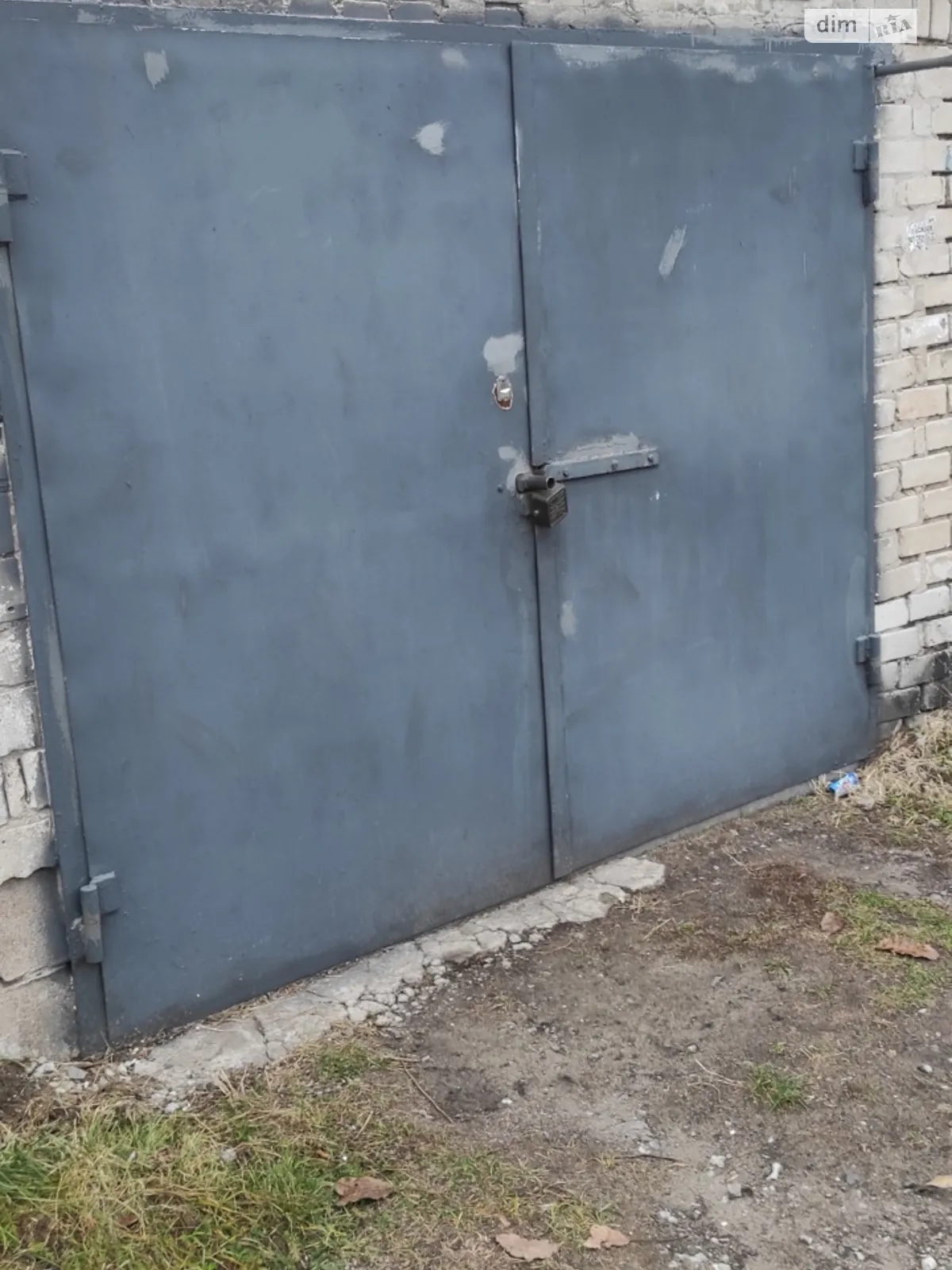 Продается место в гаражном кооперативе под легковое авто на 15 кв. м, цена: 3200 $ - фото 1