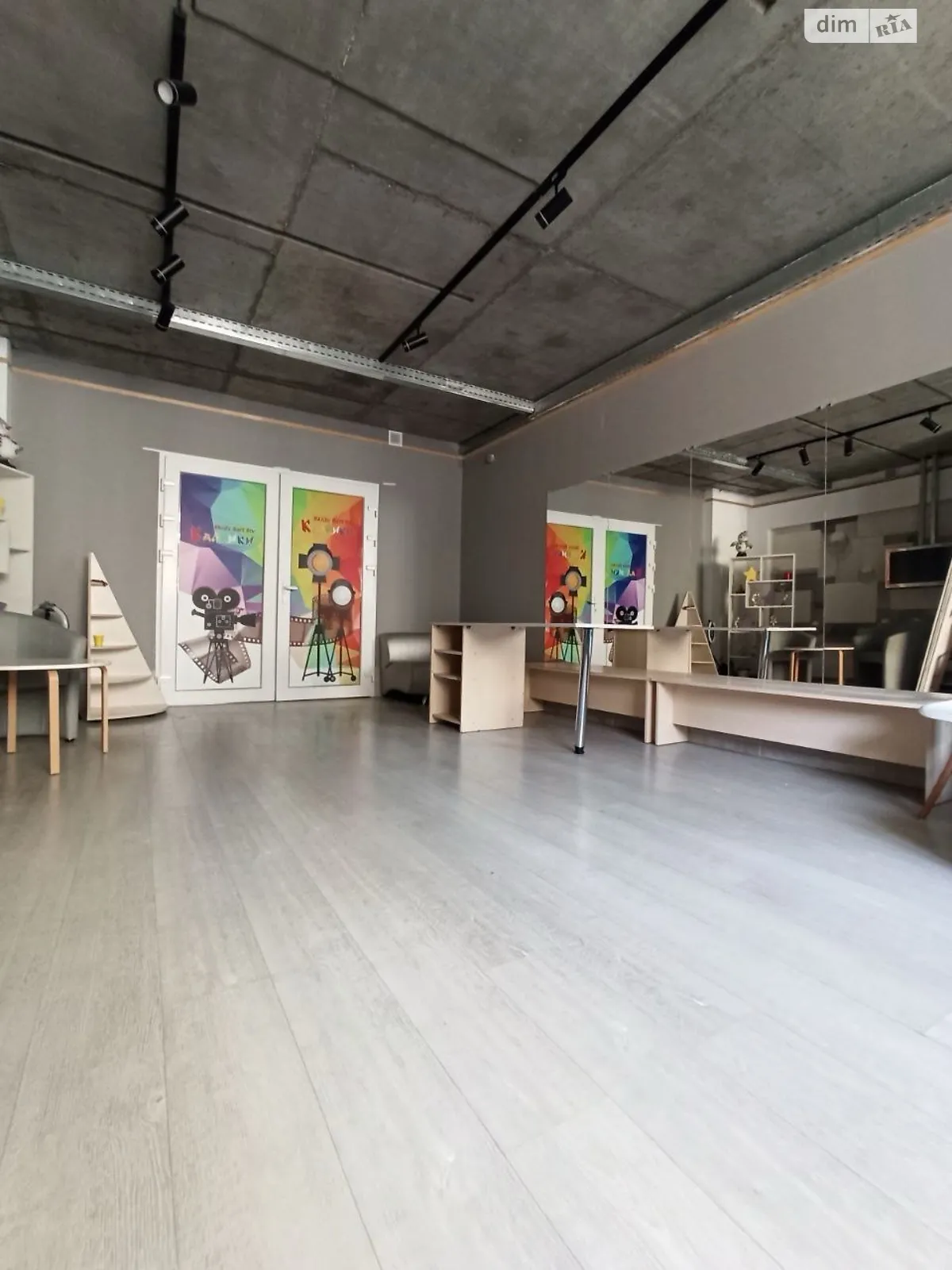 Сдается в аренду офис 122 кв. м в бизнес-центре, цена: 976 $ - фото 1