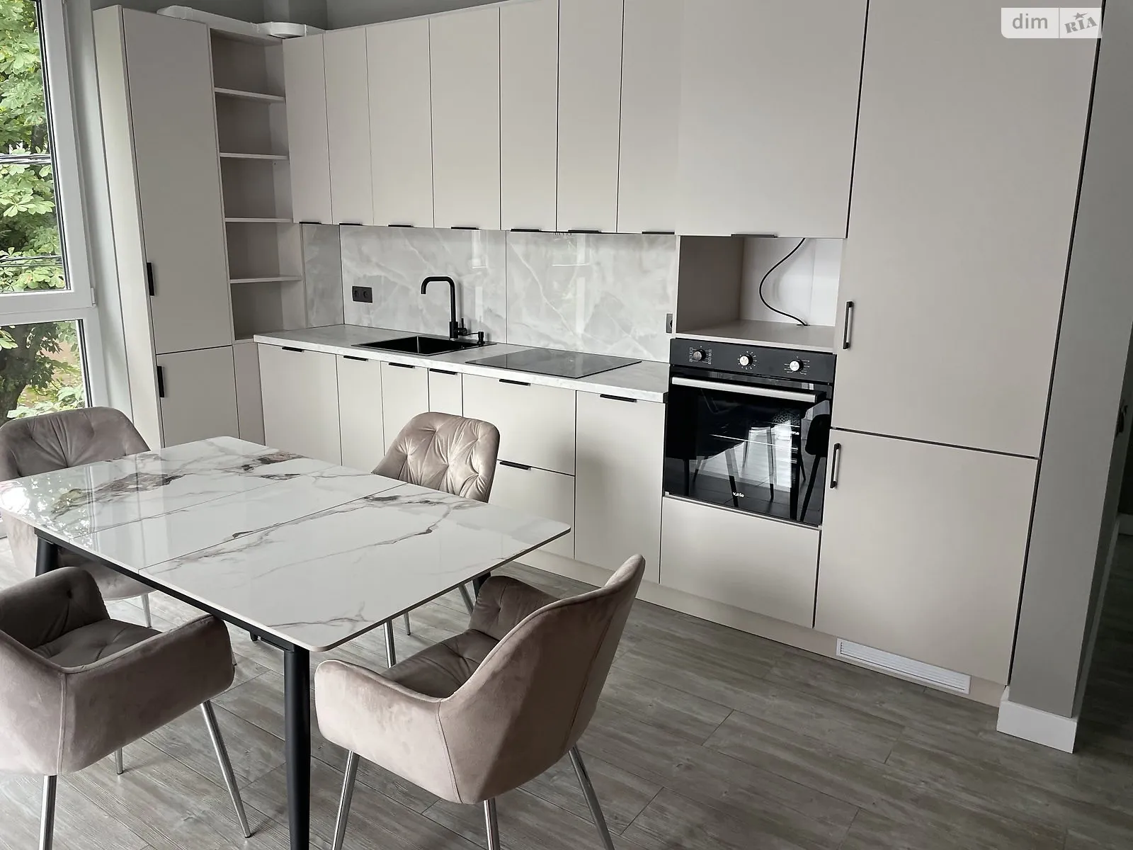 Продается 1-комнатная квартира 56 кв. м в Ужгороде, ул. Собранецкая, 100 - фото 1