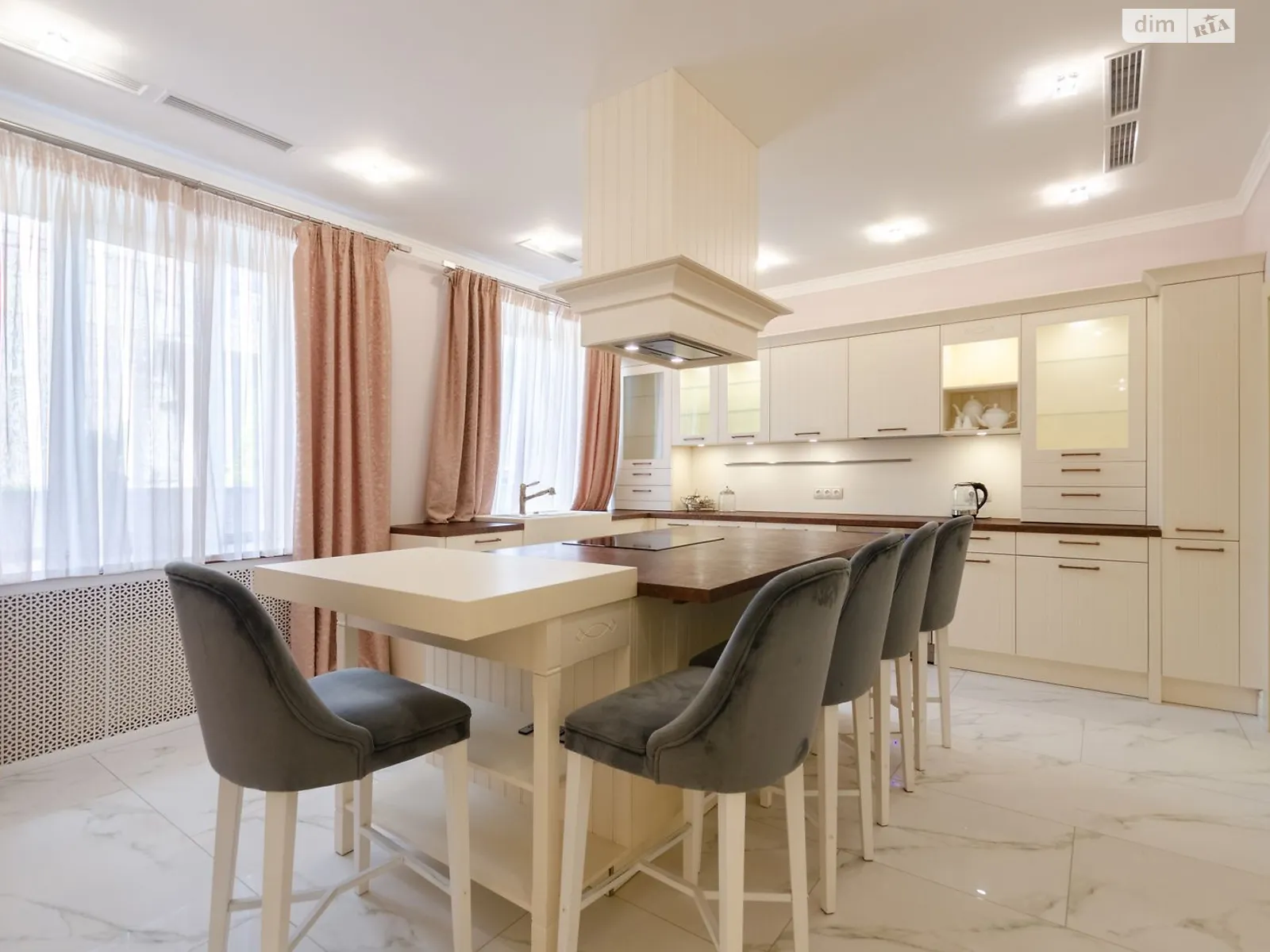 Сдается в аренду дом на 2 этажа 722 кв. м с камином, цена: 10500 $ - фото 1