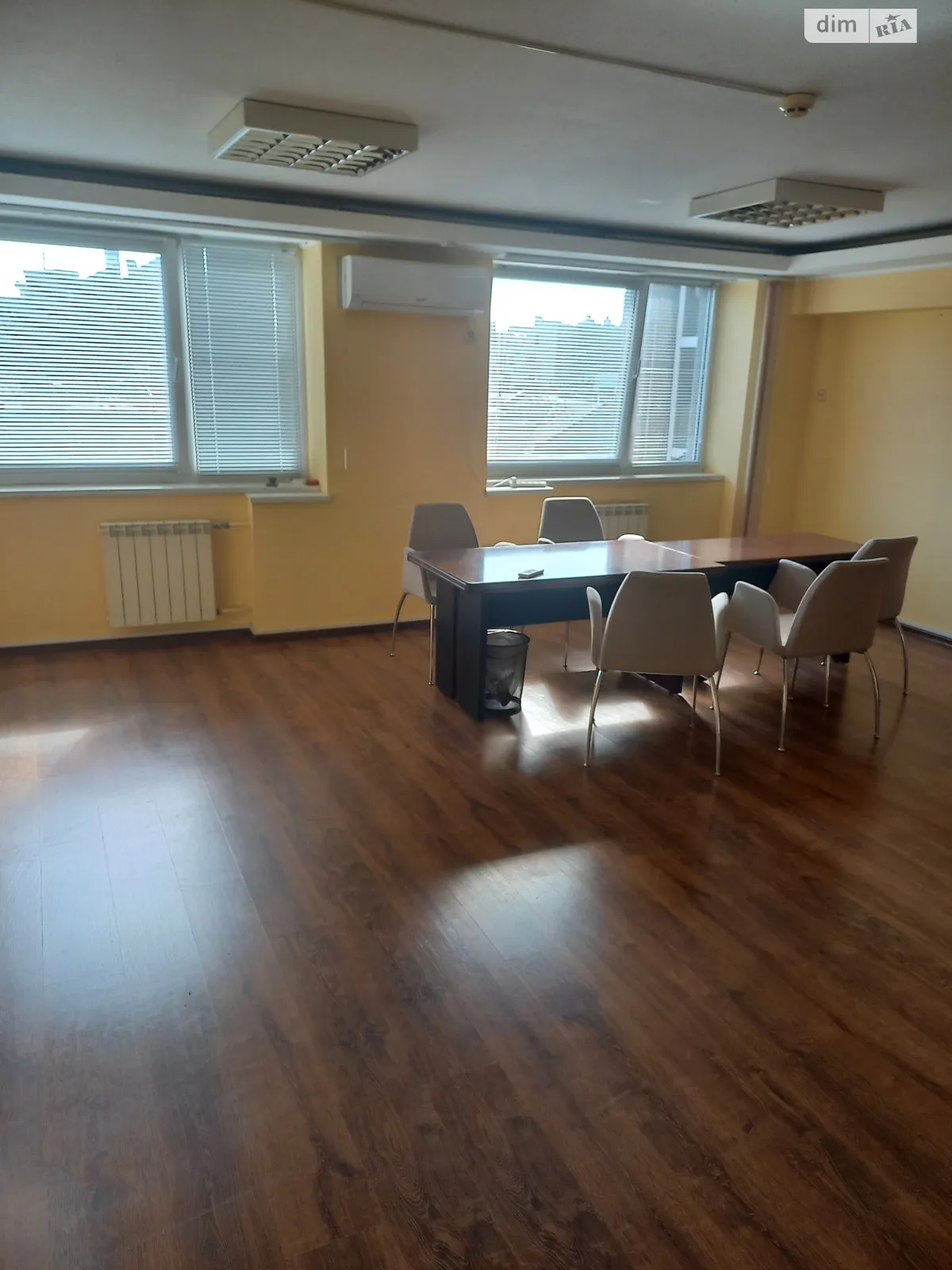 Сдается в аренду офис 33 кв. м в бизнес-центре, цена: 330 $ - фото 1