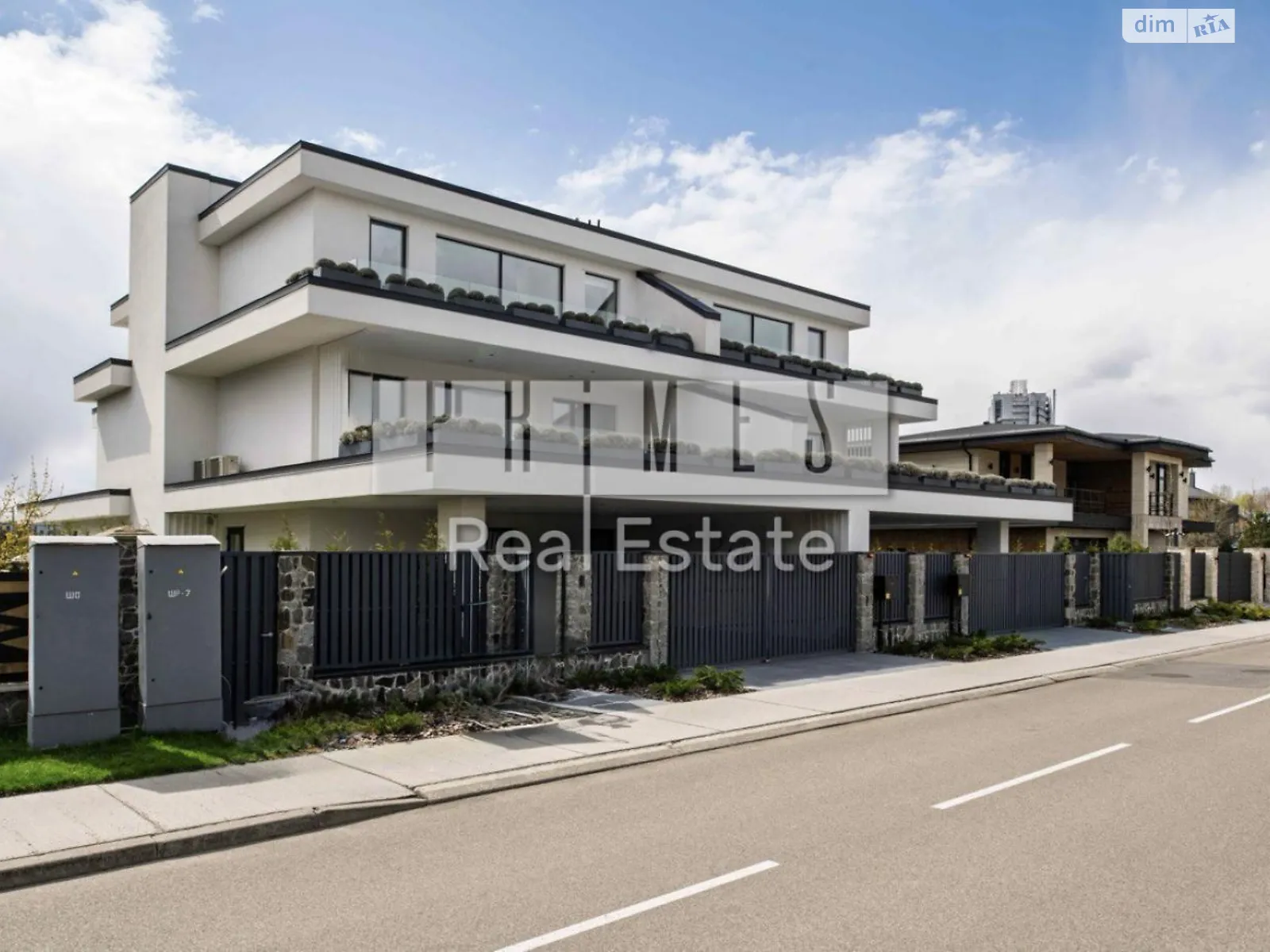 Продается дом на 3 этажа 420 кв. м с беседкой, цена: 1950000 € - фото 1