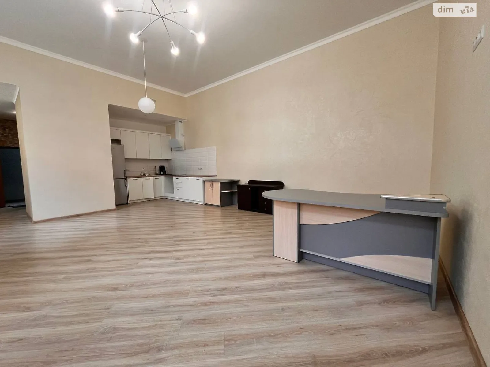 Продается офис 190 кв. м в бизнес-центре, цена: 200000 $ - фото 1