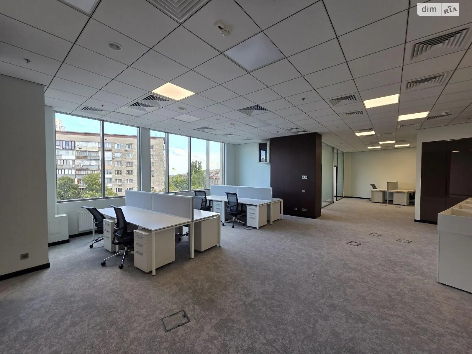Сдается в аренду офис 240 кв. м в бизнес-центре, цена: 8000 $ - фото 1