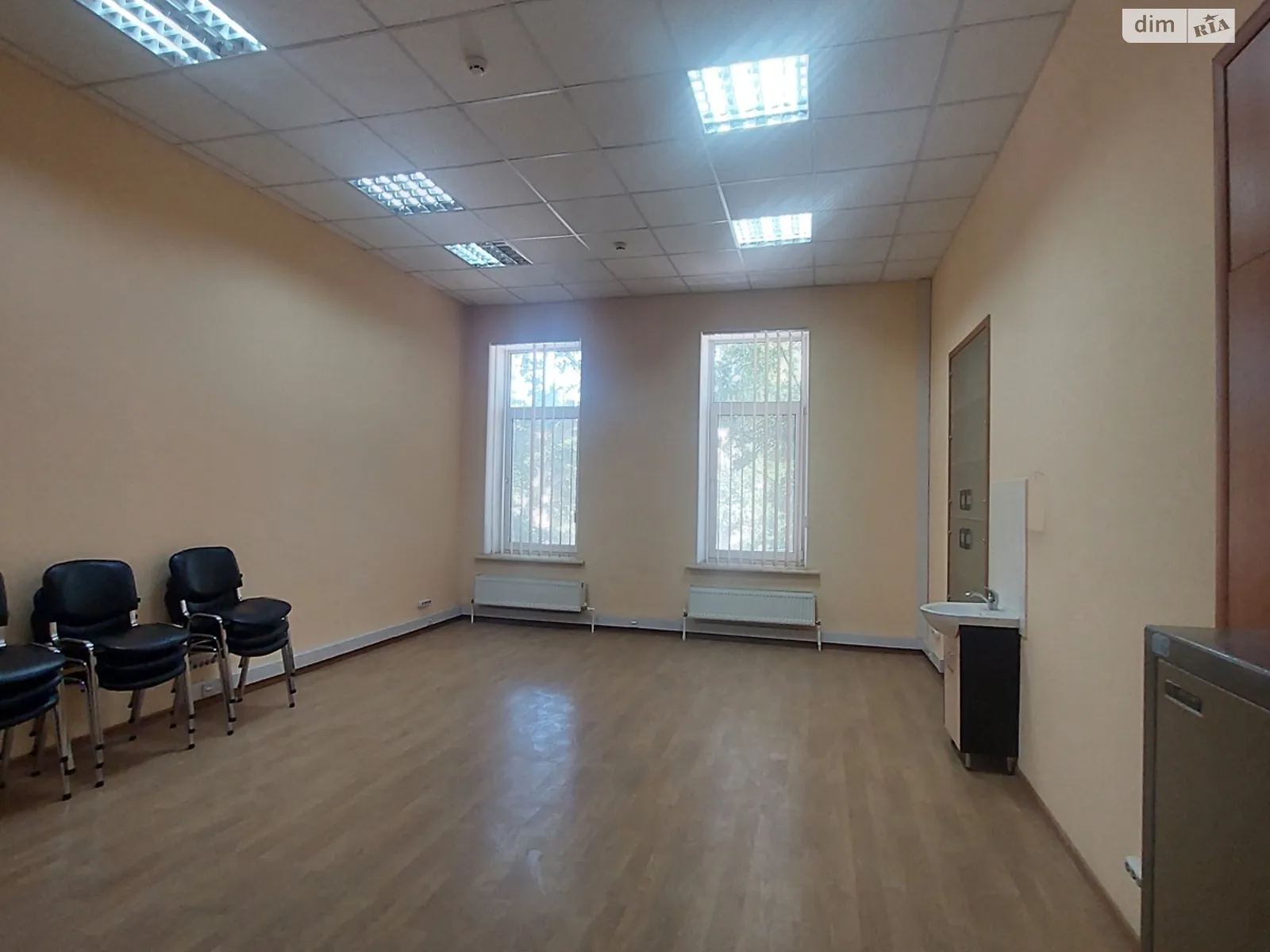 Сдается в аренду офис 180 кв. м в бизнес-центре, цена: 1000 $ - фото 1
