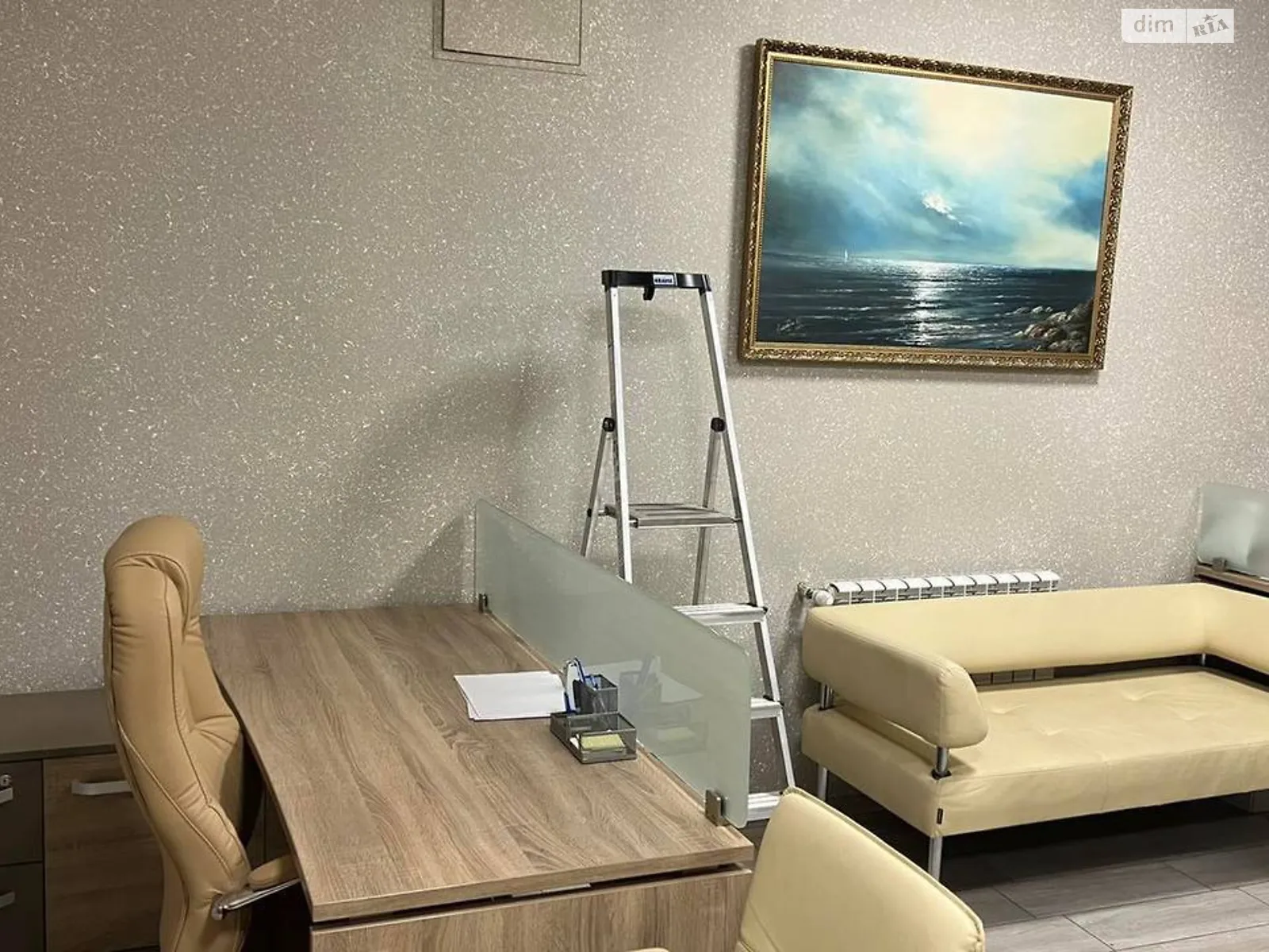 Сдается в аренду офис 75 кв. м в бизнес-центре, цена: 700 $ - фото 1