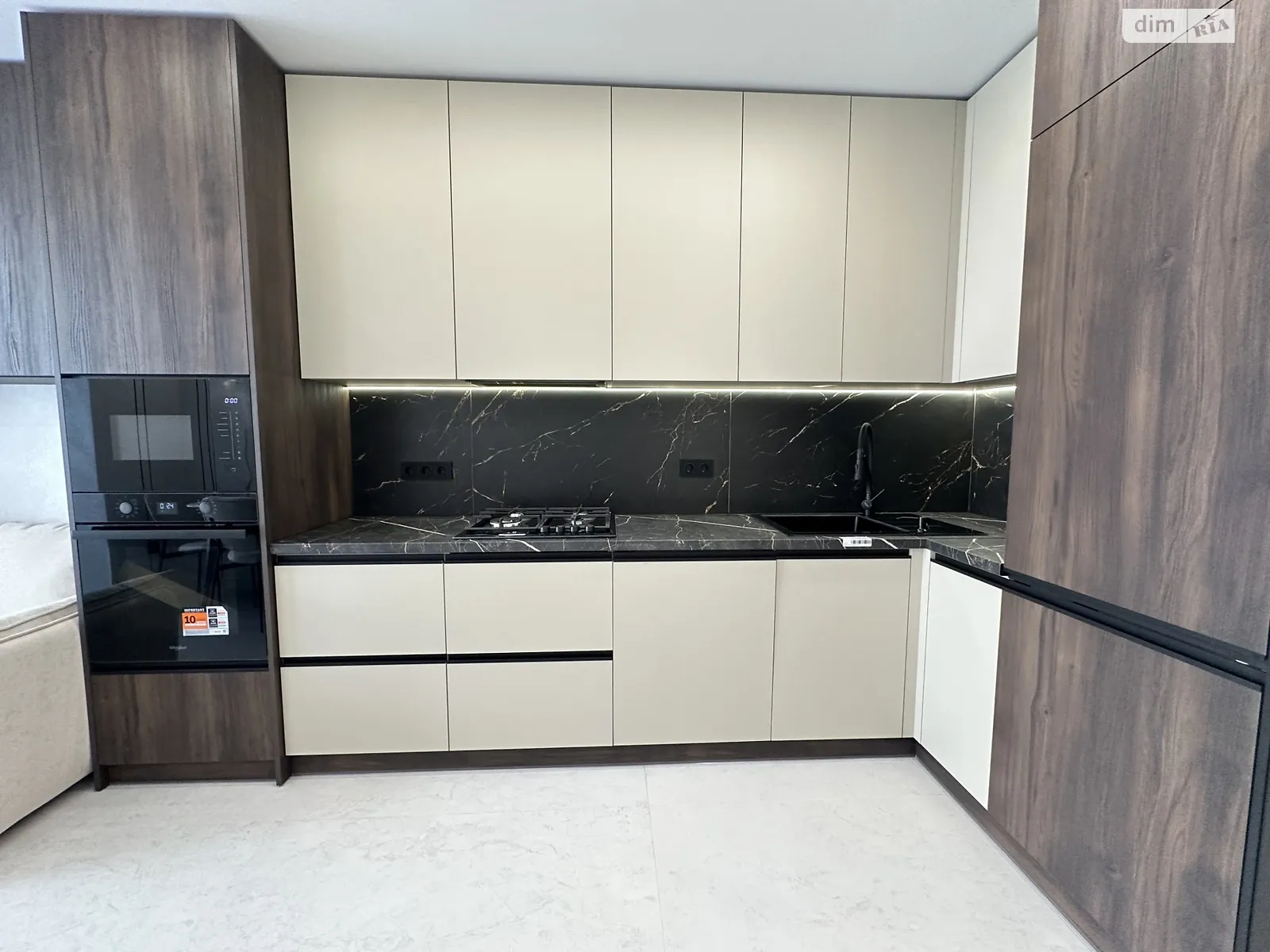 Продается 2-комнатная квартира 64.3 кв. м в Ивано-Франковске, ул. Высочана Семена, 18 - фото 1