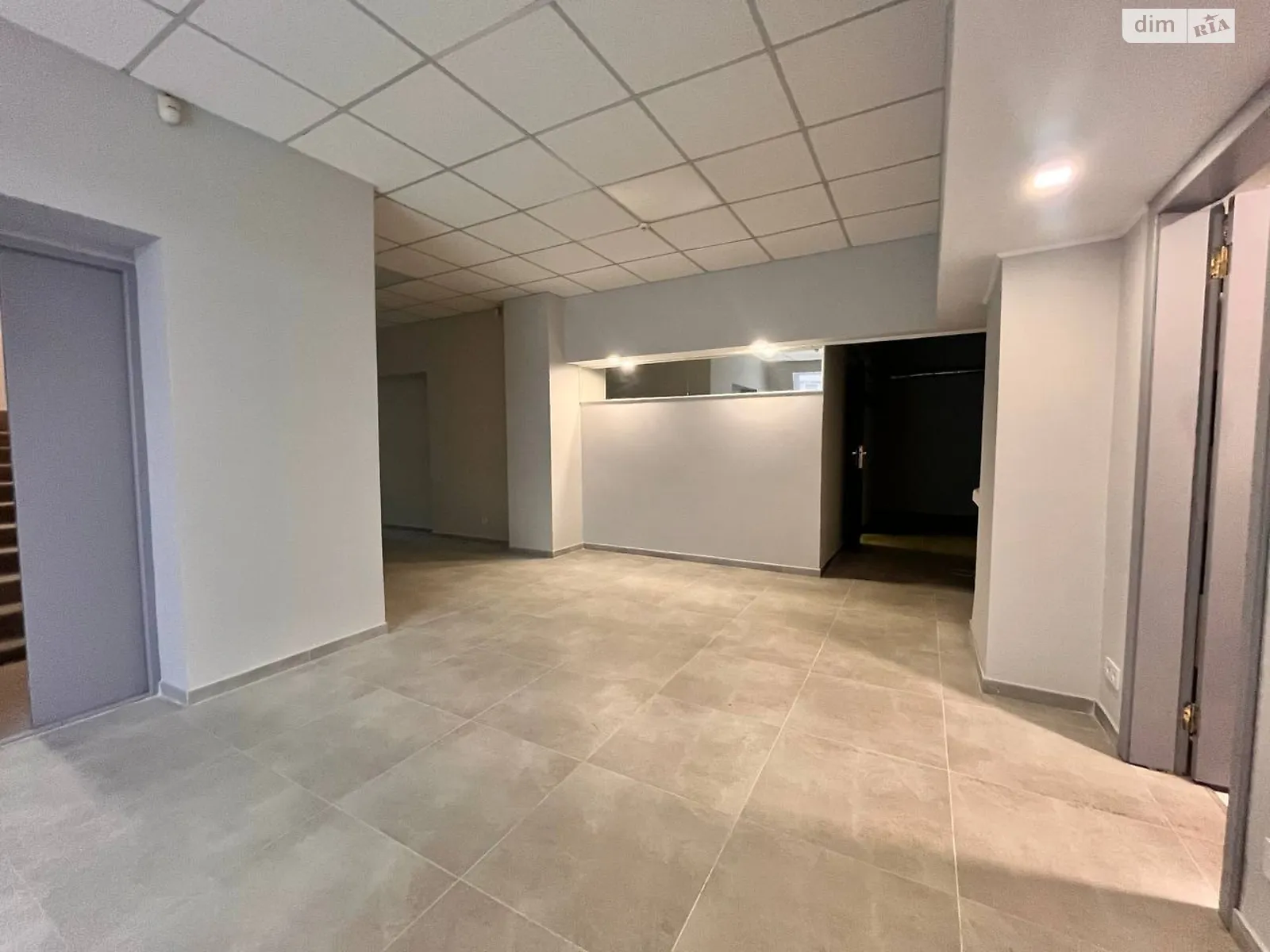 Сдается в аренду помещения свободного назначения 150 кв. м в 10-этажном здании, цена: 650 $ - фото 1