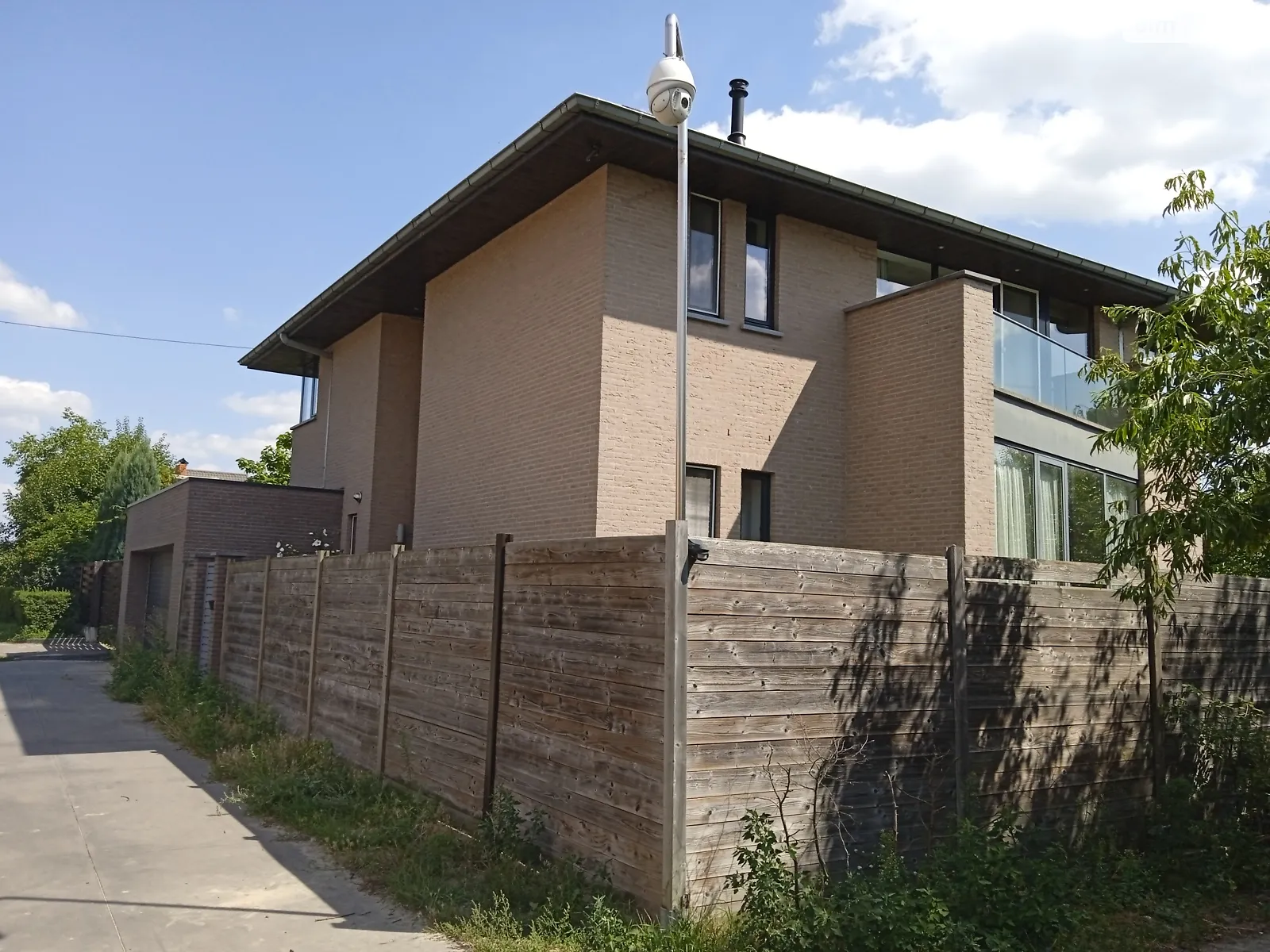 Продается дом на 3 этажа 350 кв. м с балконом, цена: 450000 $ - фото 1