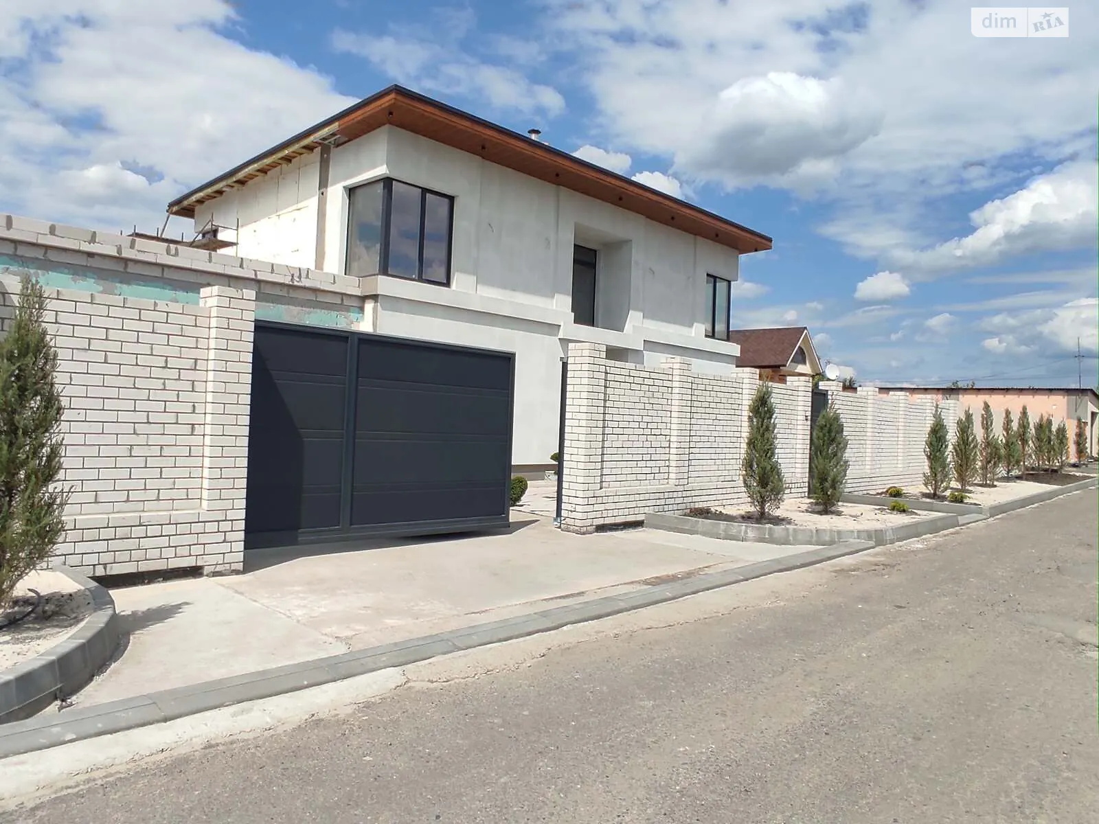 Продается дом на 2 этажа 200 кв. м с подвалом, цена: 250000 $ - фото 1