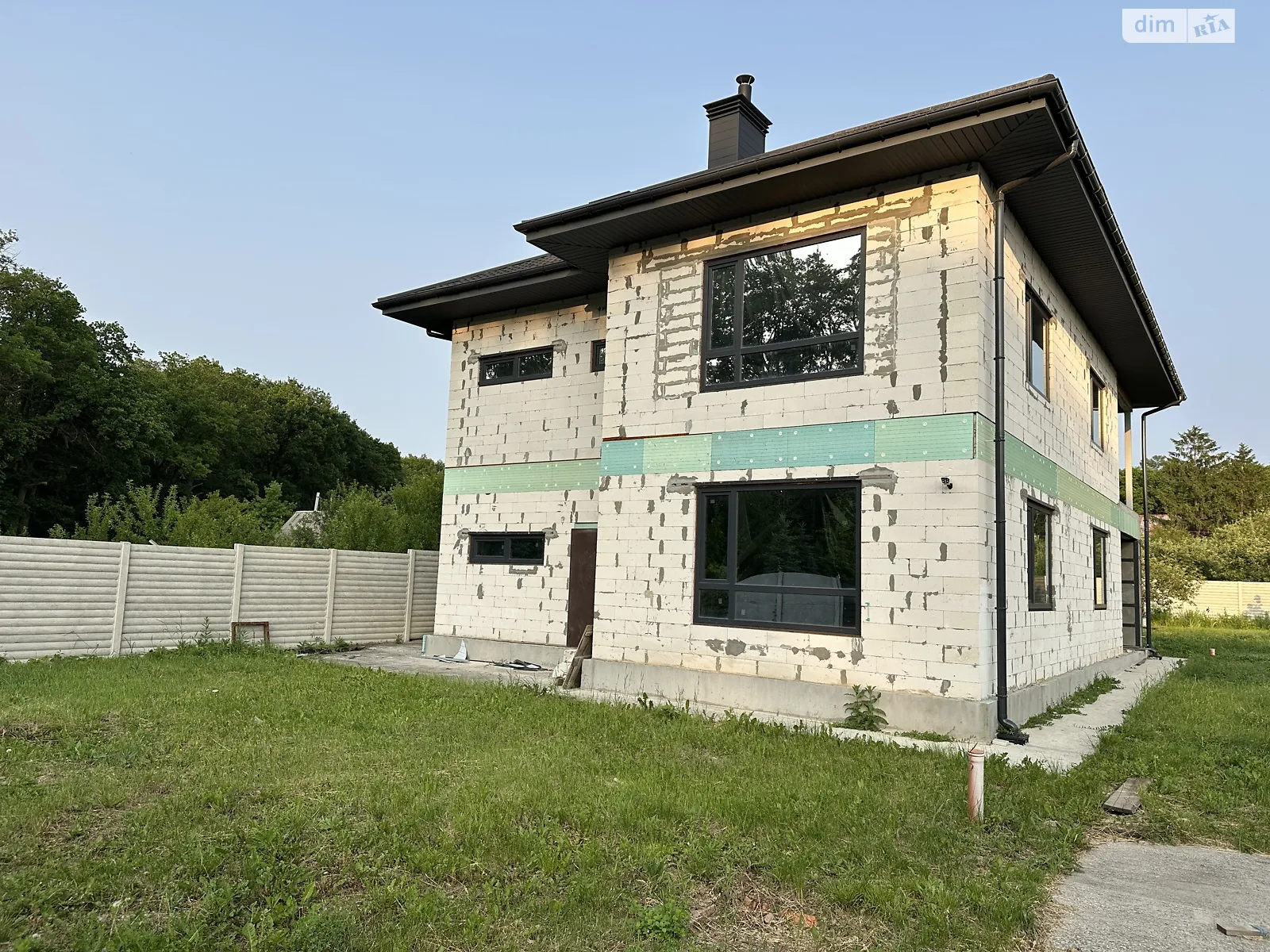 Продается дом на 2 этажа 220 кв. м с камином, цена: 150000 $ - фото 1