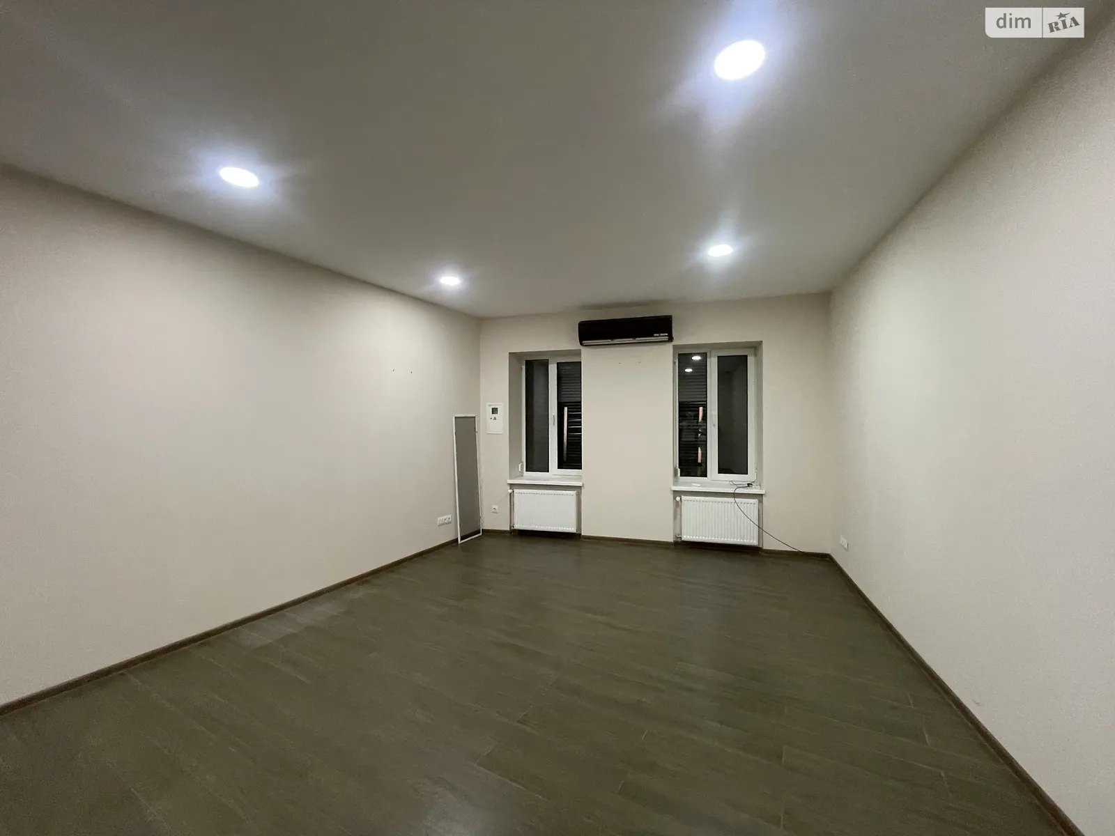 Сдается в аренду офис 48 кв. м в бизнес-центре, цена: 15000 грн - фото 1