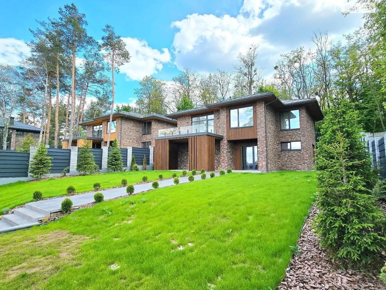 Продается дом на 2 этажа 260 кв. м с садом, цена: 610000 $ - фото 1