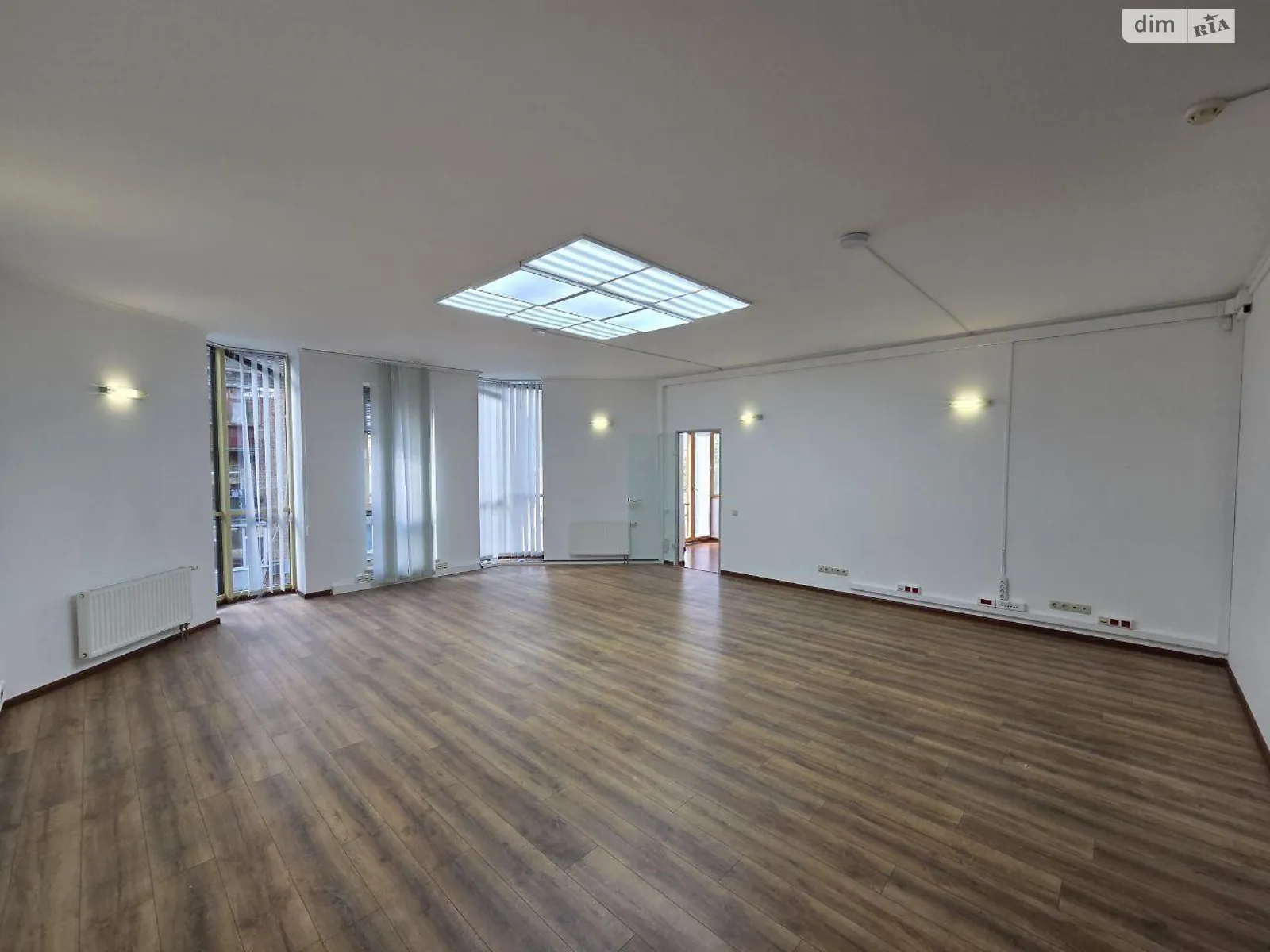 Сдается в аренду офис 220 кв. м в бизнес-центре, цена: 2350 $ - фото 1