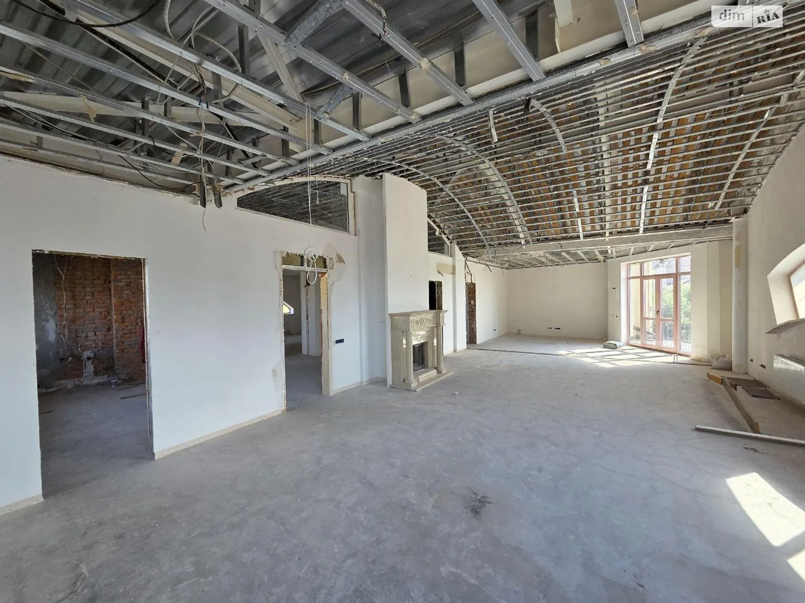 Сдается в аренду офис 220 кв. м в бизнес-центре, цена: 2350 $ - фото 1