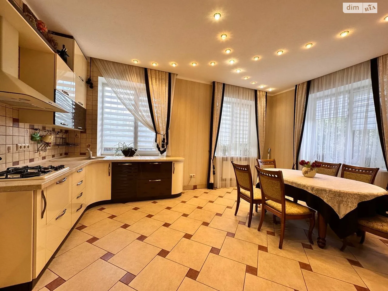 Сдается в аренду дом на 3 этажа 210 кв. м с балконом, цена: 2000 $ - фото 1