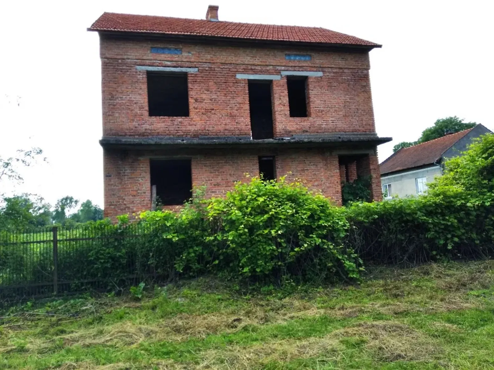 Продается дом на 2 этажа 150 кв. м с садом, цена: 13000 $ - фото 1