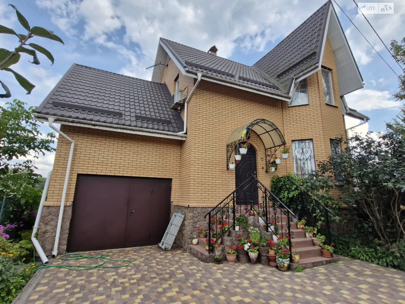 Продается дом на 2 этажа 220 кв. м с садом, цена: 165000 $ - фото 1