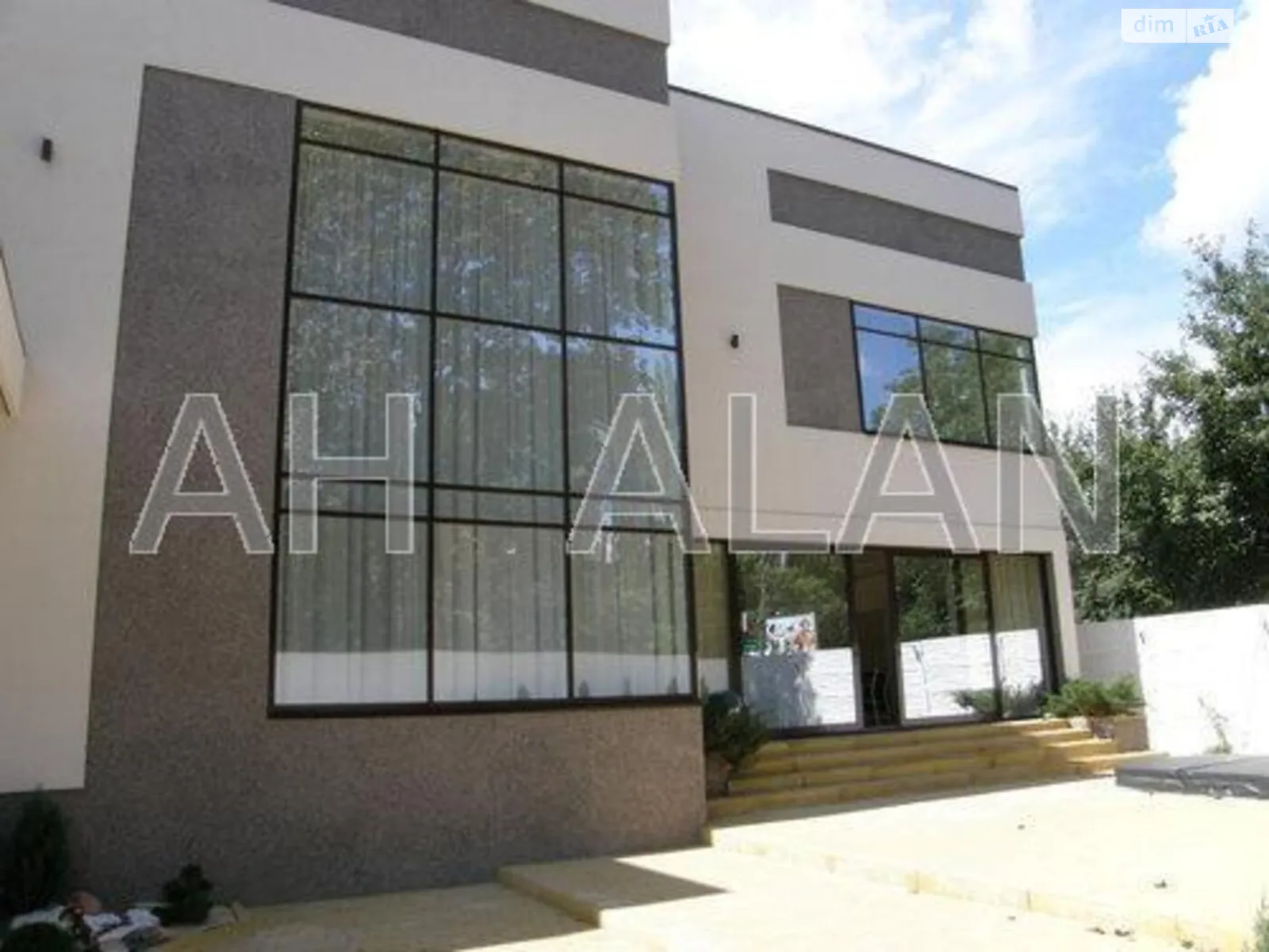 Продается дом на 2 этажа 289 кв. м с камином, цена: 540000 $ - фото 1