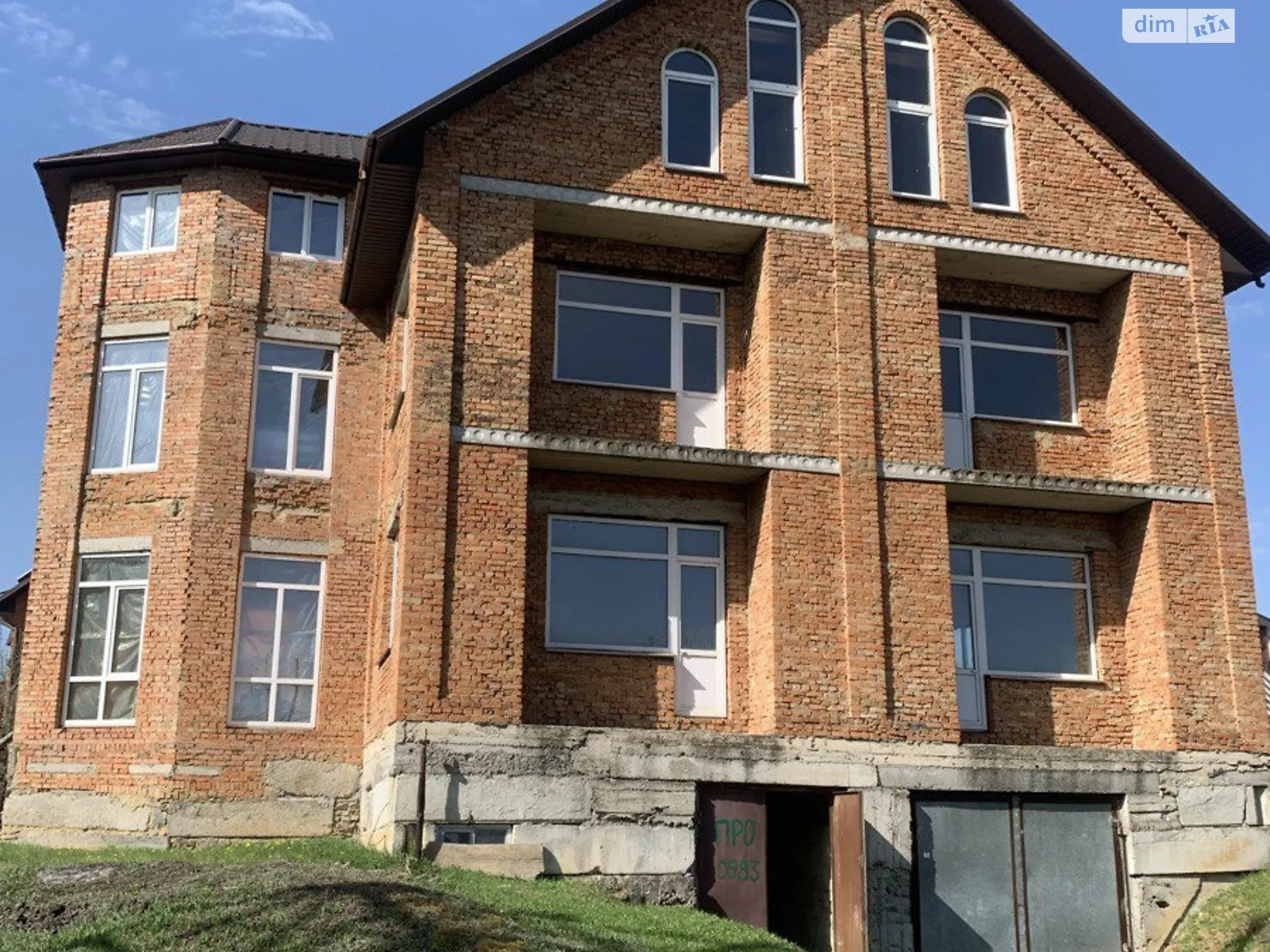 Продается дом на 3 этажа 360 кв. м с бассейном, цена: 90000 $ - фото 1