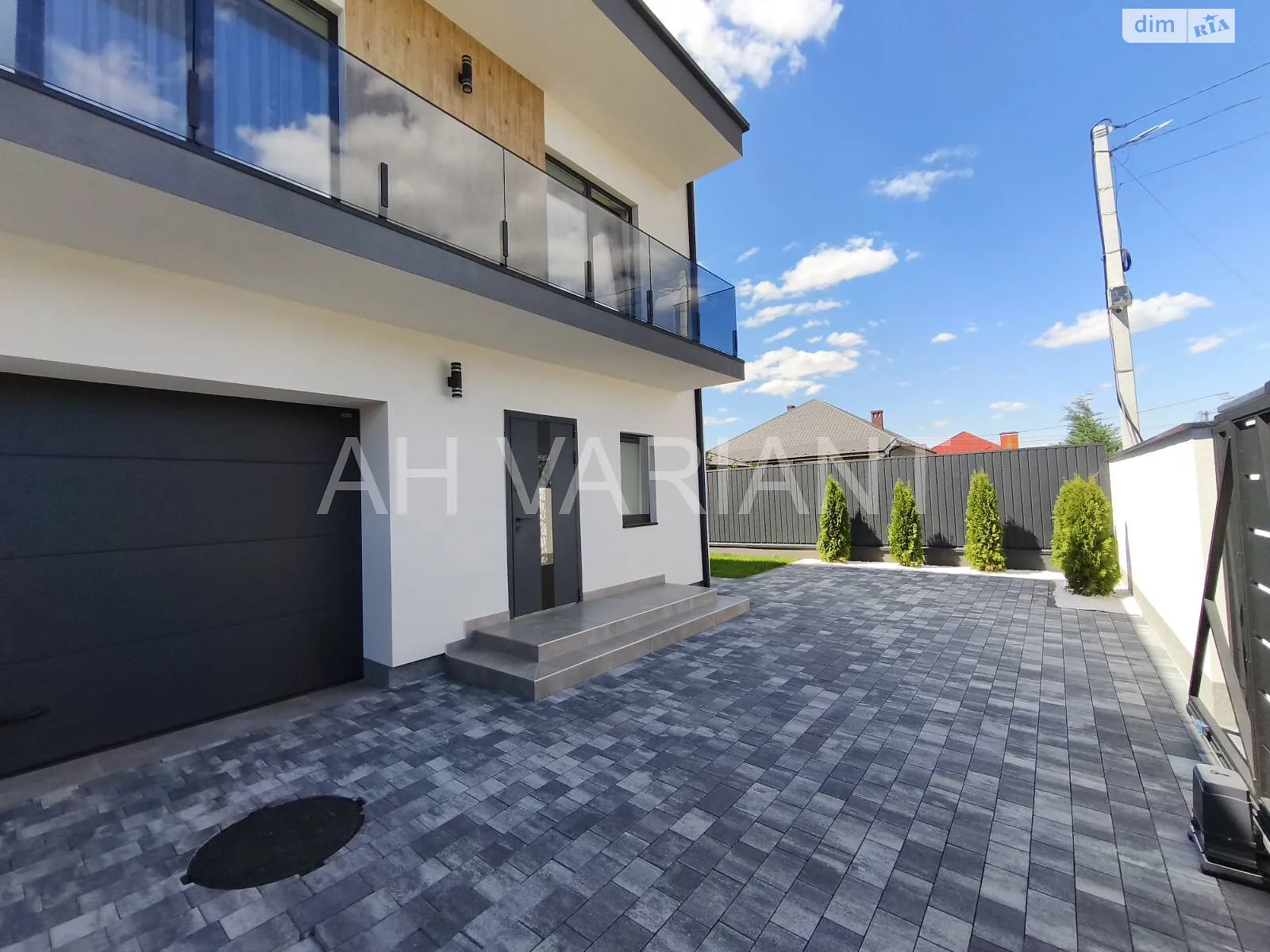 Продается дом на 2 этажа 130 кв. м с садом, цена: 185000 $ - фото 1