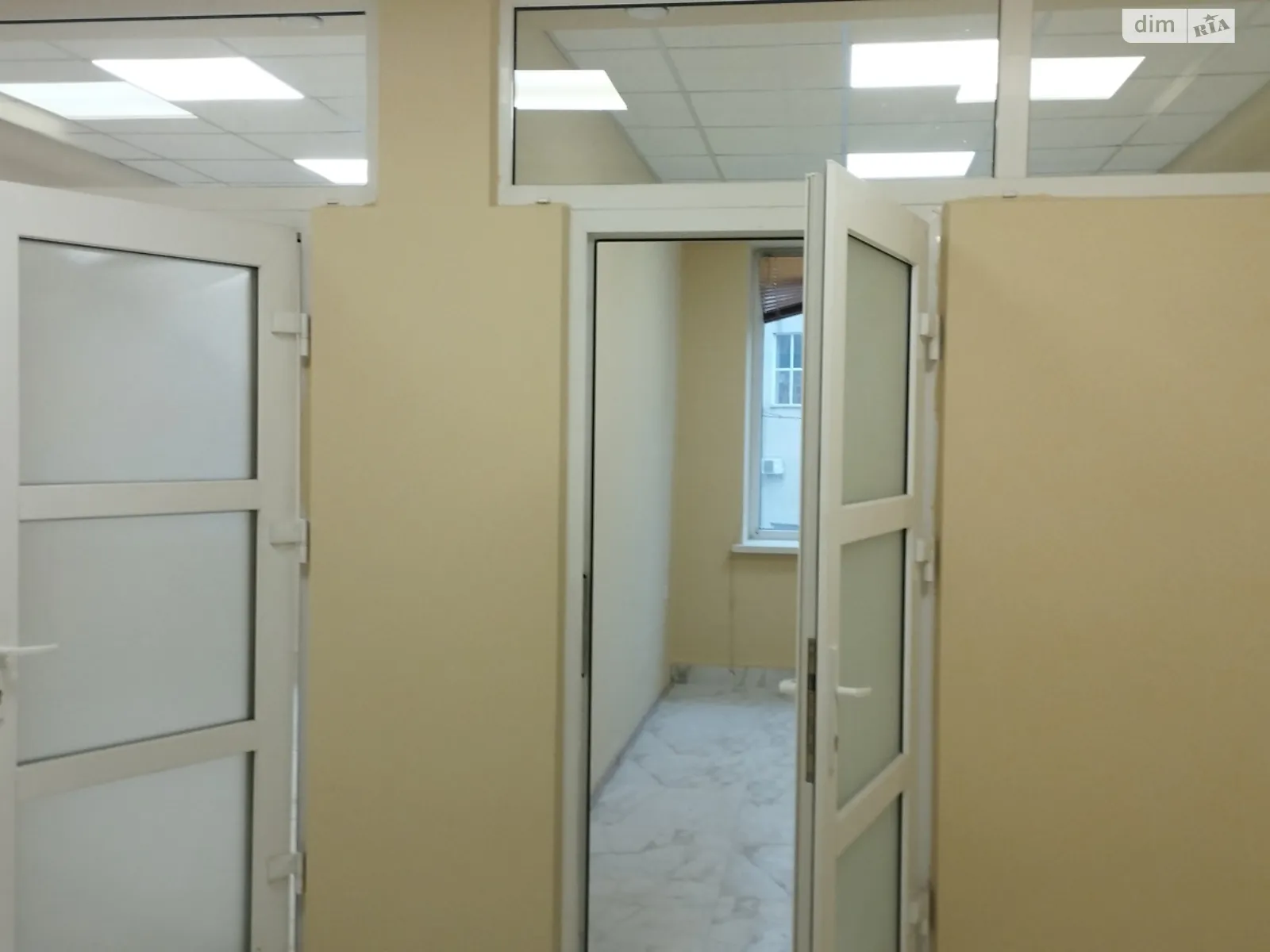 Сдается в аренду офис 45 кв. м в бизнес-центре, цена: 15600 грн - фото 1